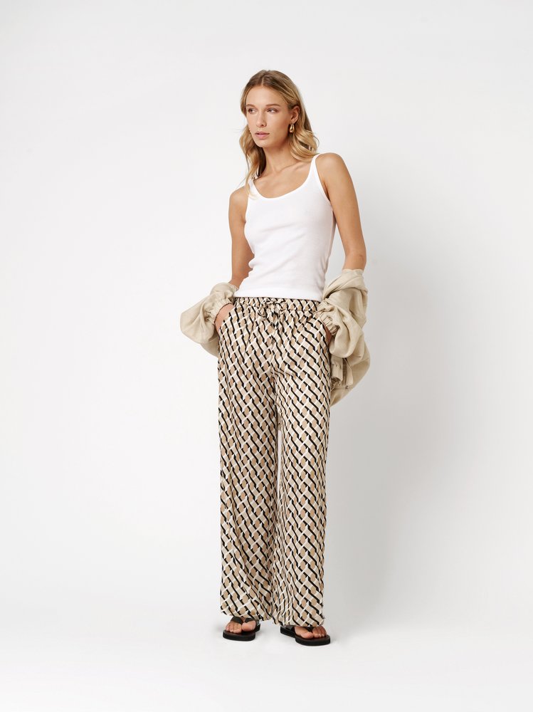 Womens jeans Mara Palazzo in sand / white, palazzo pants with graphic pattern, outfit view worn by model