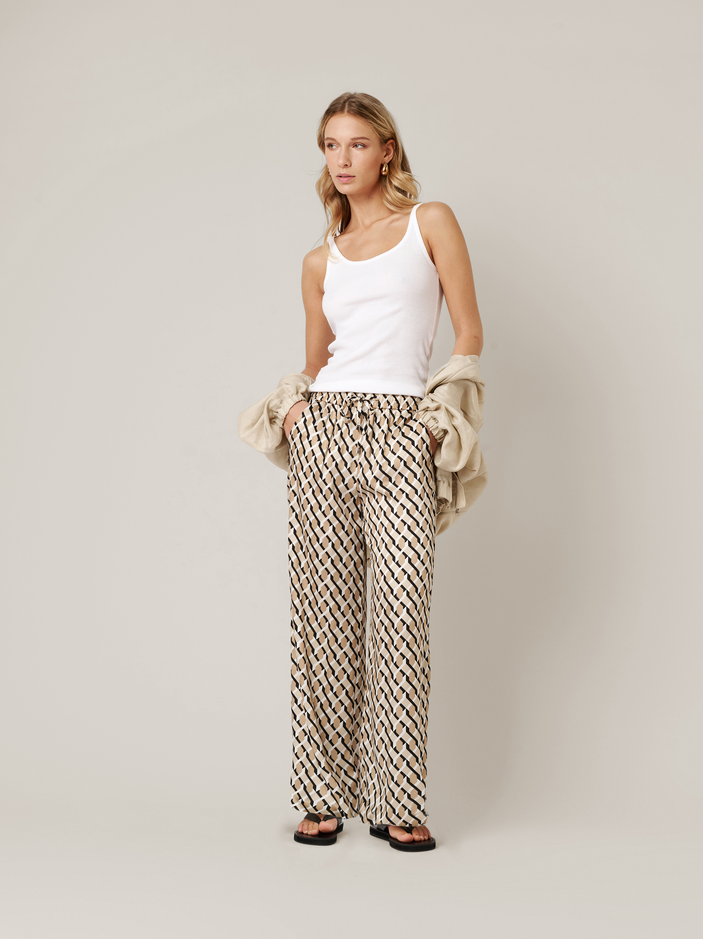 Womens jeans Mara Palazzo in sand / white, palazzo pants with graphic pattern, outfit view worn by model