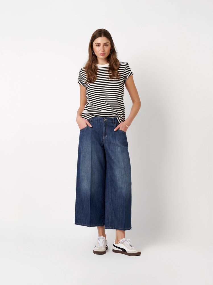 Womens jeans Masha Culotte in mid blue, summery denim culottes, outfit view worn by model
