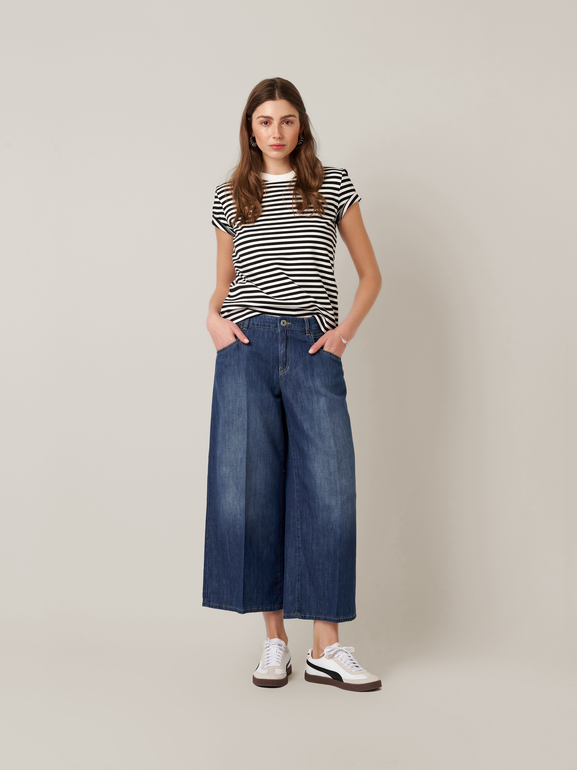 Womens jeans Masha Culotte in mid blue, summery denim culottes, outfit view worn by model