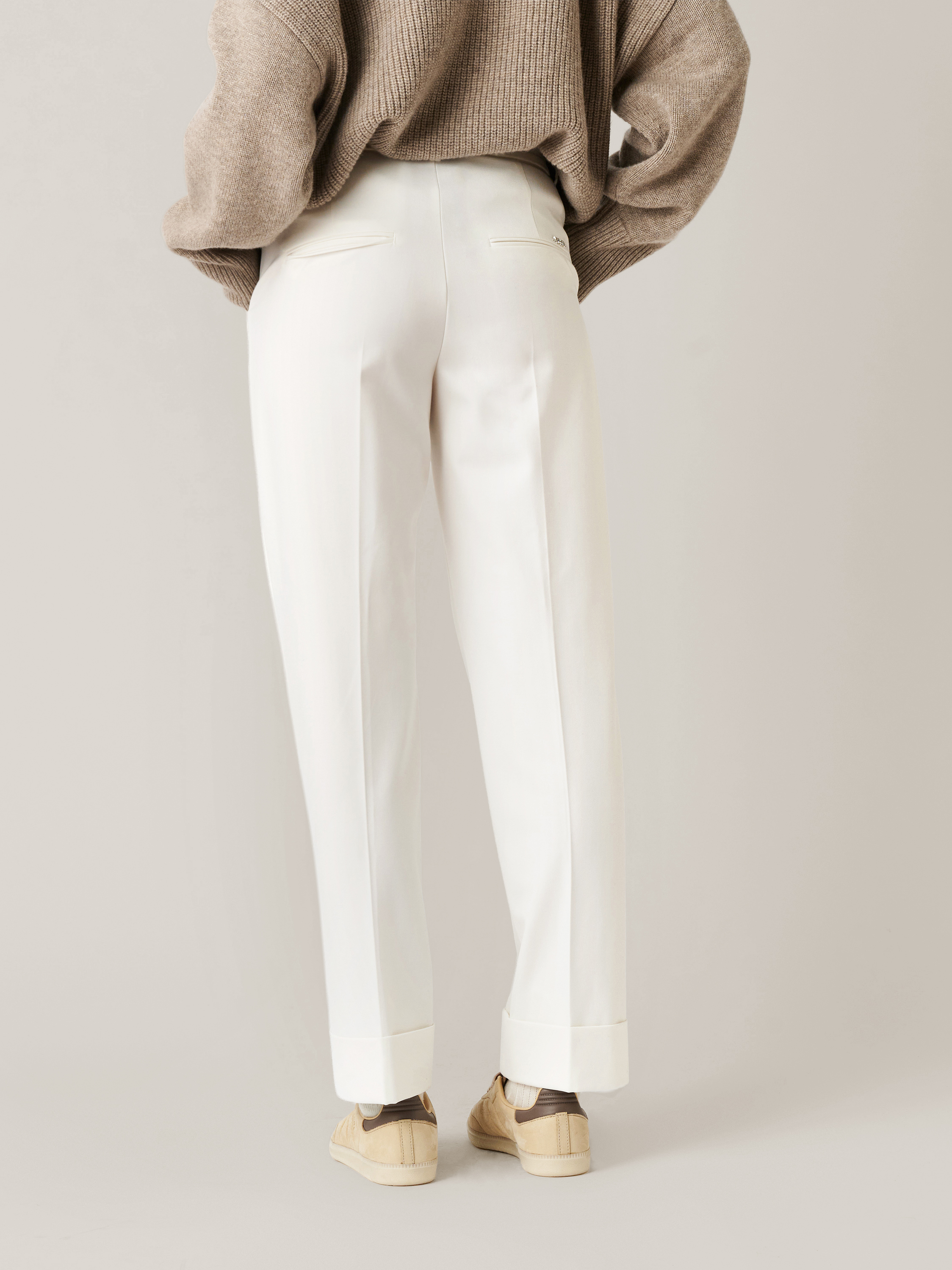 Damenhose Audrey1_093 in ecru, Businesshose mit Saumumschlag, Rueckansicht am Model getragen