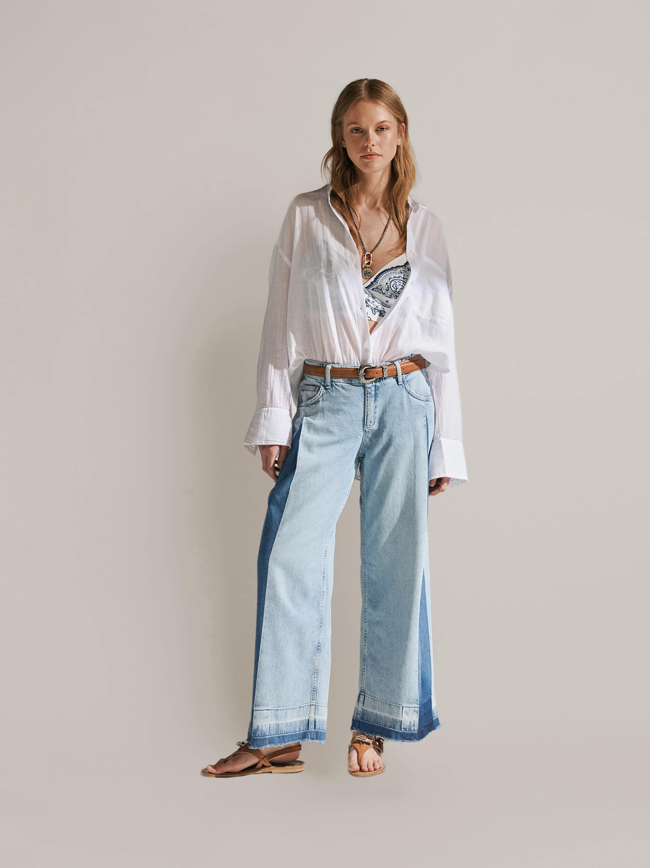 Damenjeans Masha Wide in light blue, Wide Leg Jeans mit Kontrast-Panels, Outfitansicht am Model