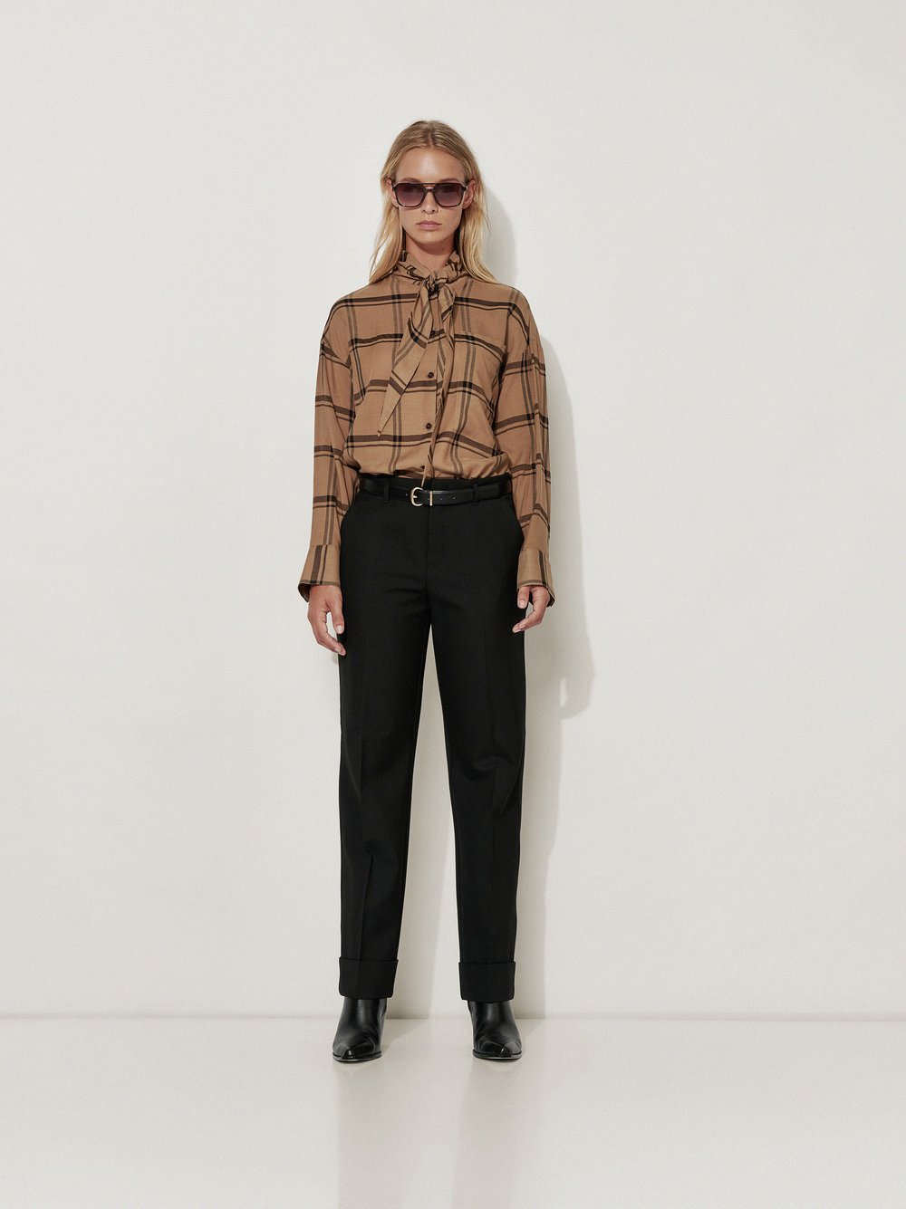 Womens trousers Audrey Turn Up in Black, tailoring trousers with turn-up, outfit view worn by model