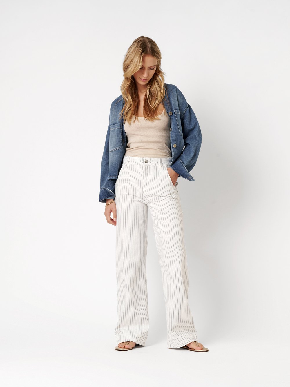 Damenjeans Audrey Wide in offwhite / blue, Wide Leg Jeans mit feinen Streifen, Outfitansicht am Model