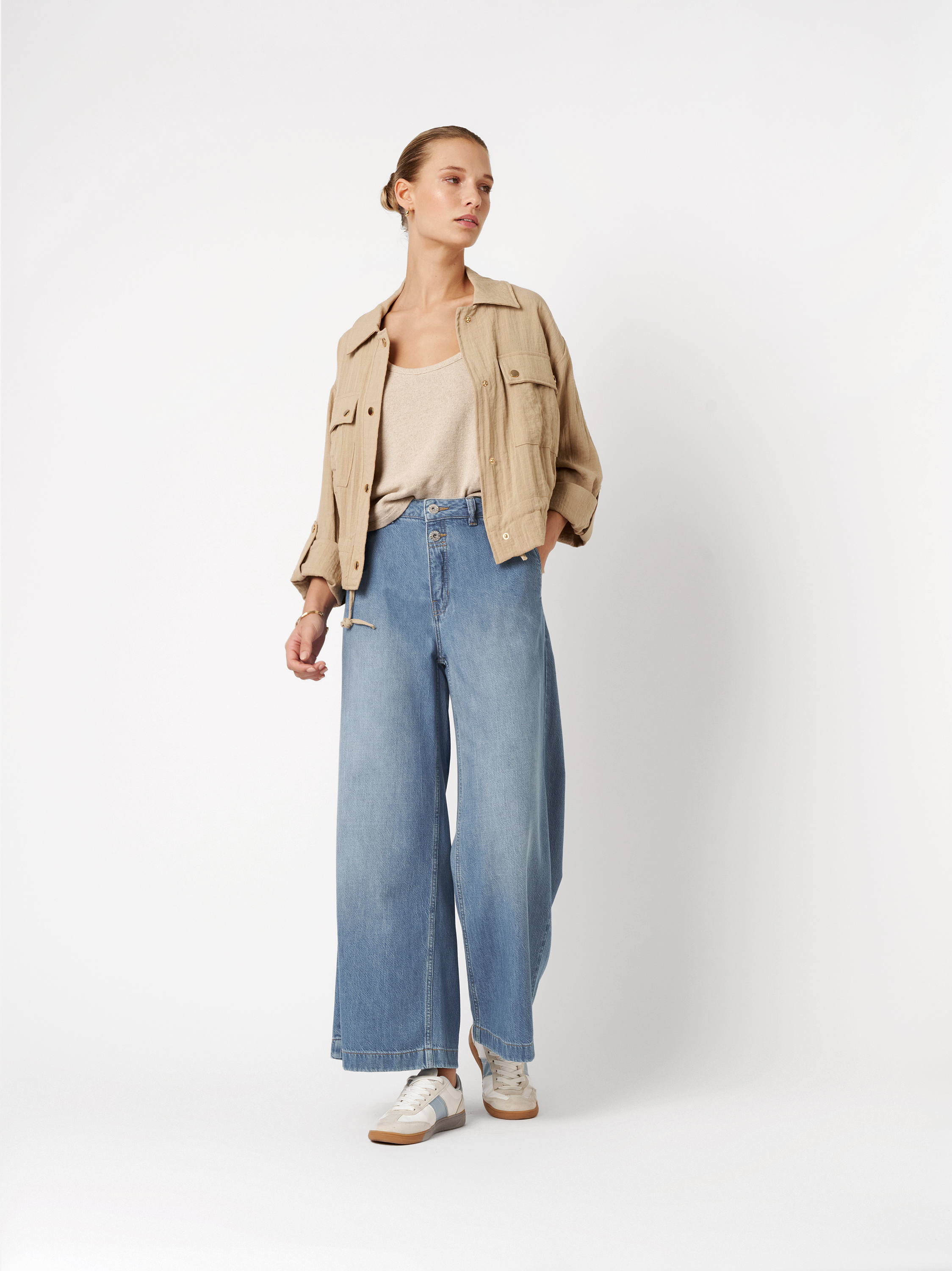 Damenjeans Mara Wide in mid blue, verkuerzte Wide Leg Jeans, Outfitansicht am Model