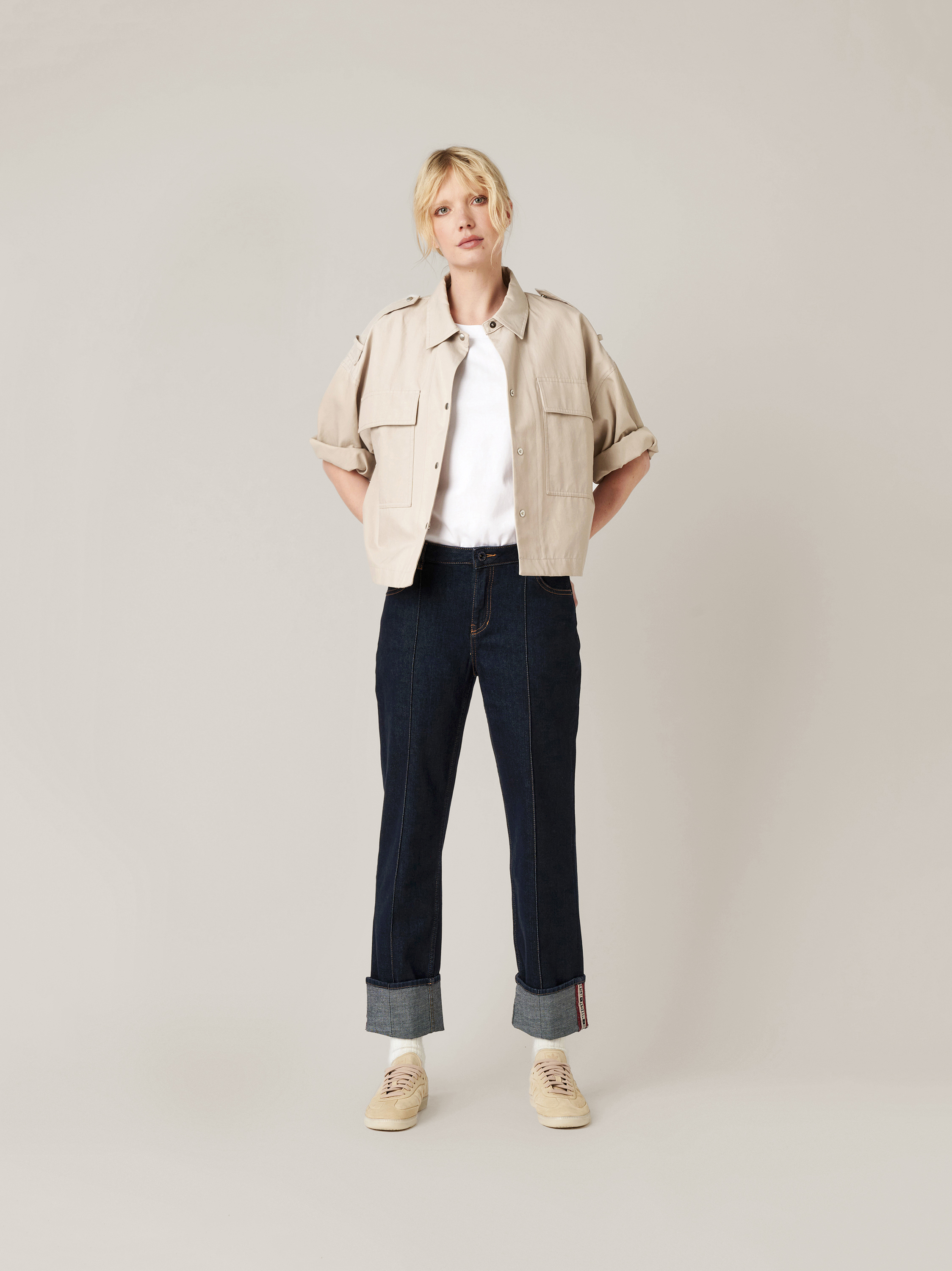 Womens jeans Masha_152 in dark blue, turn-up jeans with front seams, outfit view worn by model