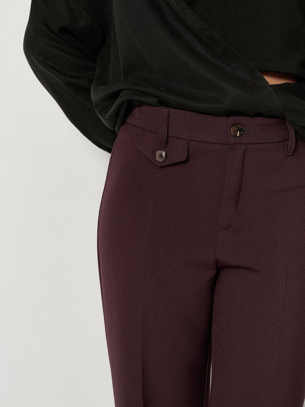 Damenhose Audrey Flared in Bordeaux, flared-Hose mit Tailoring-Details, Detailansicht