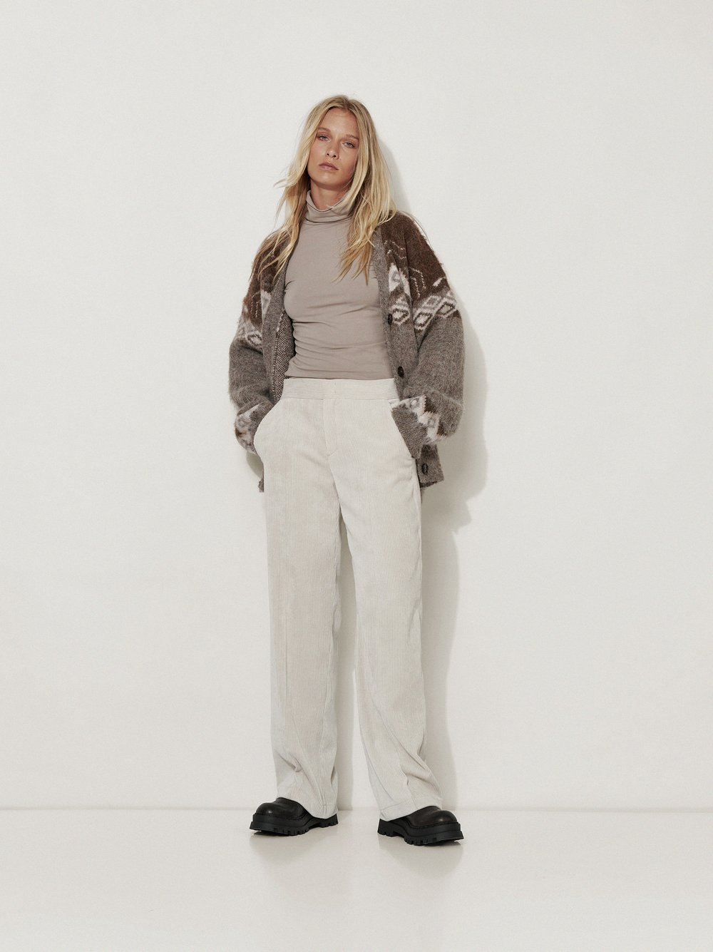 Womens trousers Mara Wide in Ecru, wide-leg corduroy trousers, outfit view worn by model