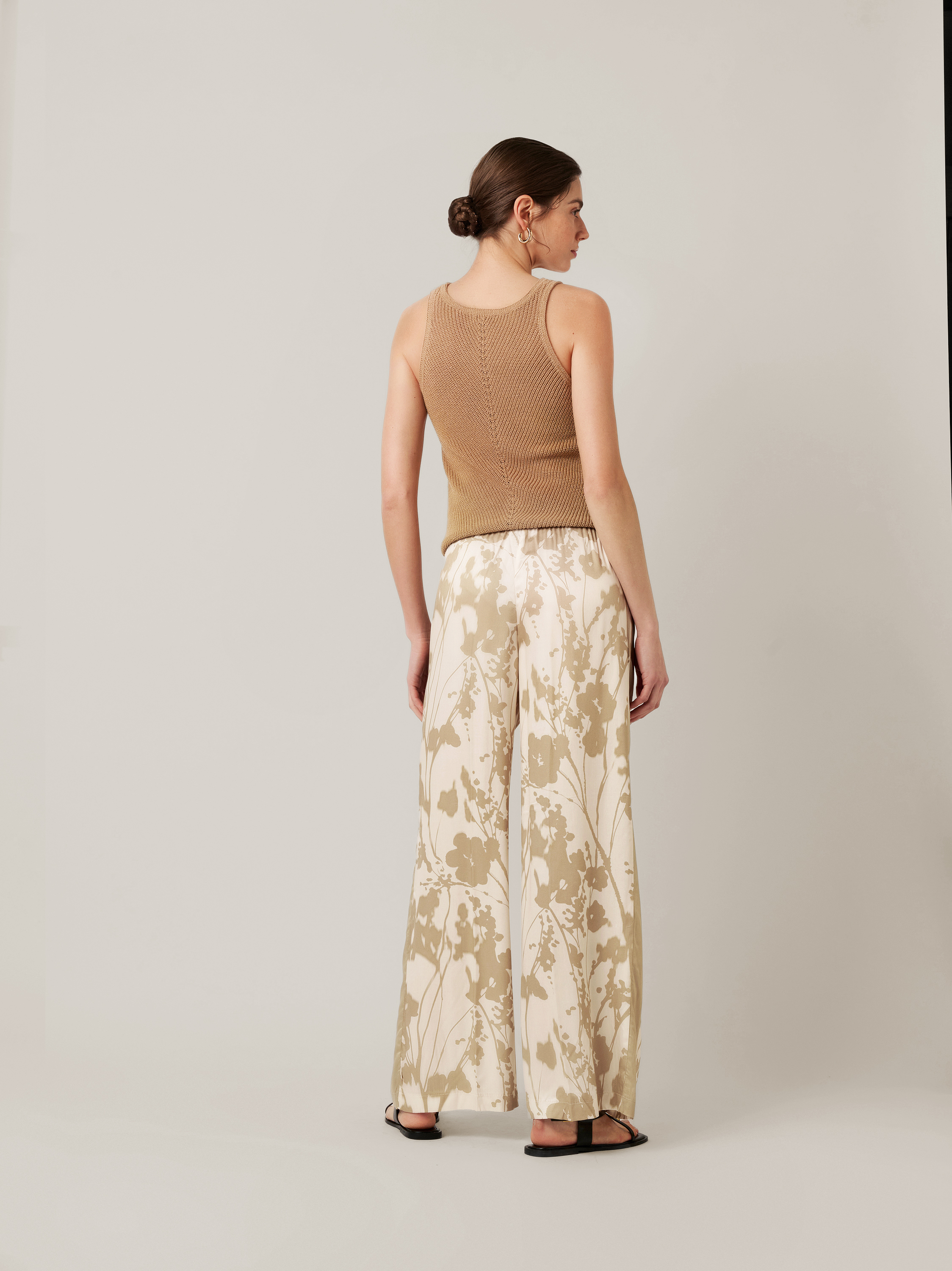 Womens trousers Mara Palazzo in sand / offwhite, palazzo pants with flower print, back view worn by model