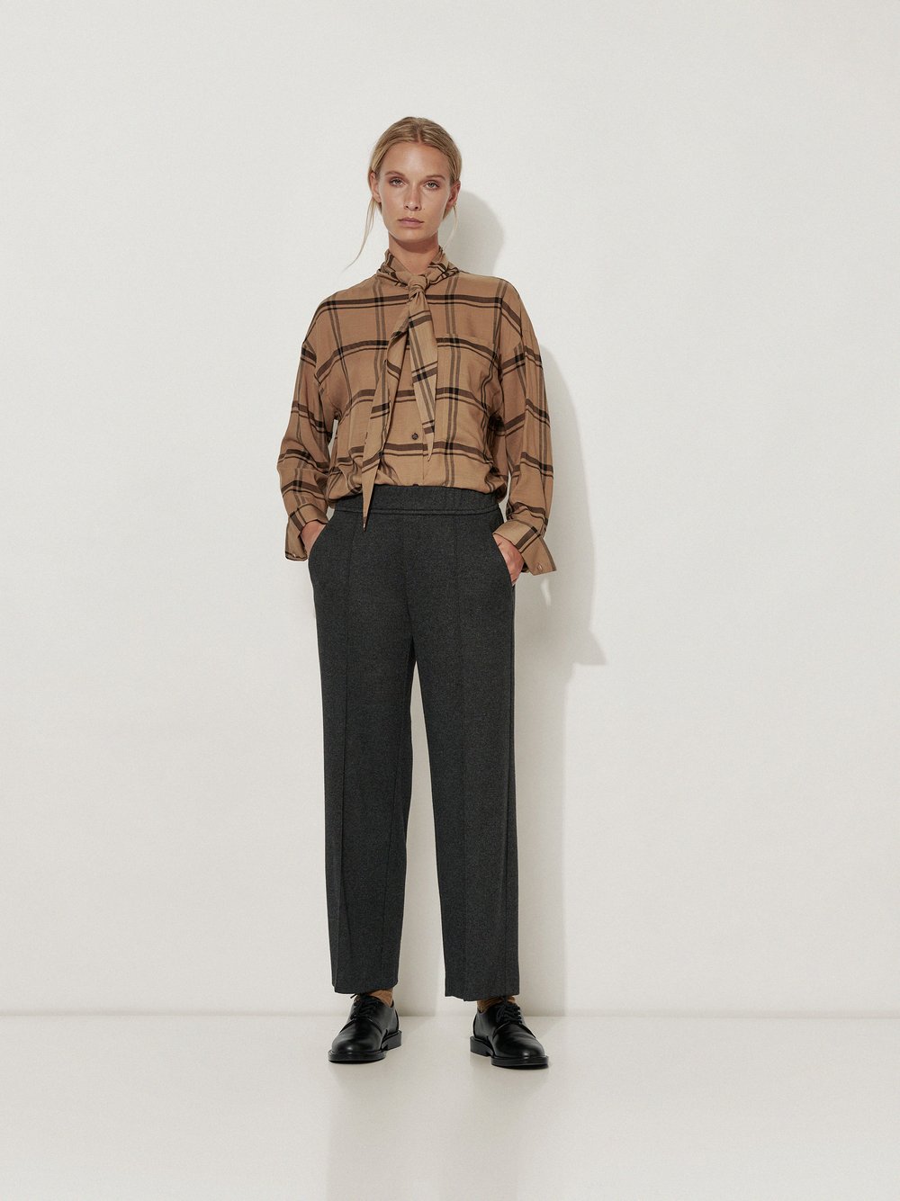 Womens trousers May Wide in Anthracite, jersey wide-leg trousers, outfit view worn by model