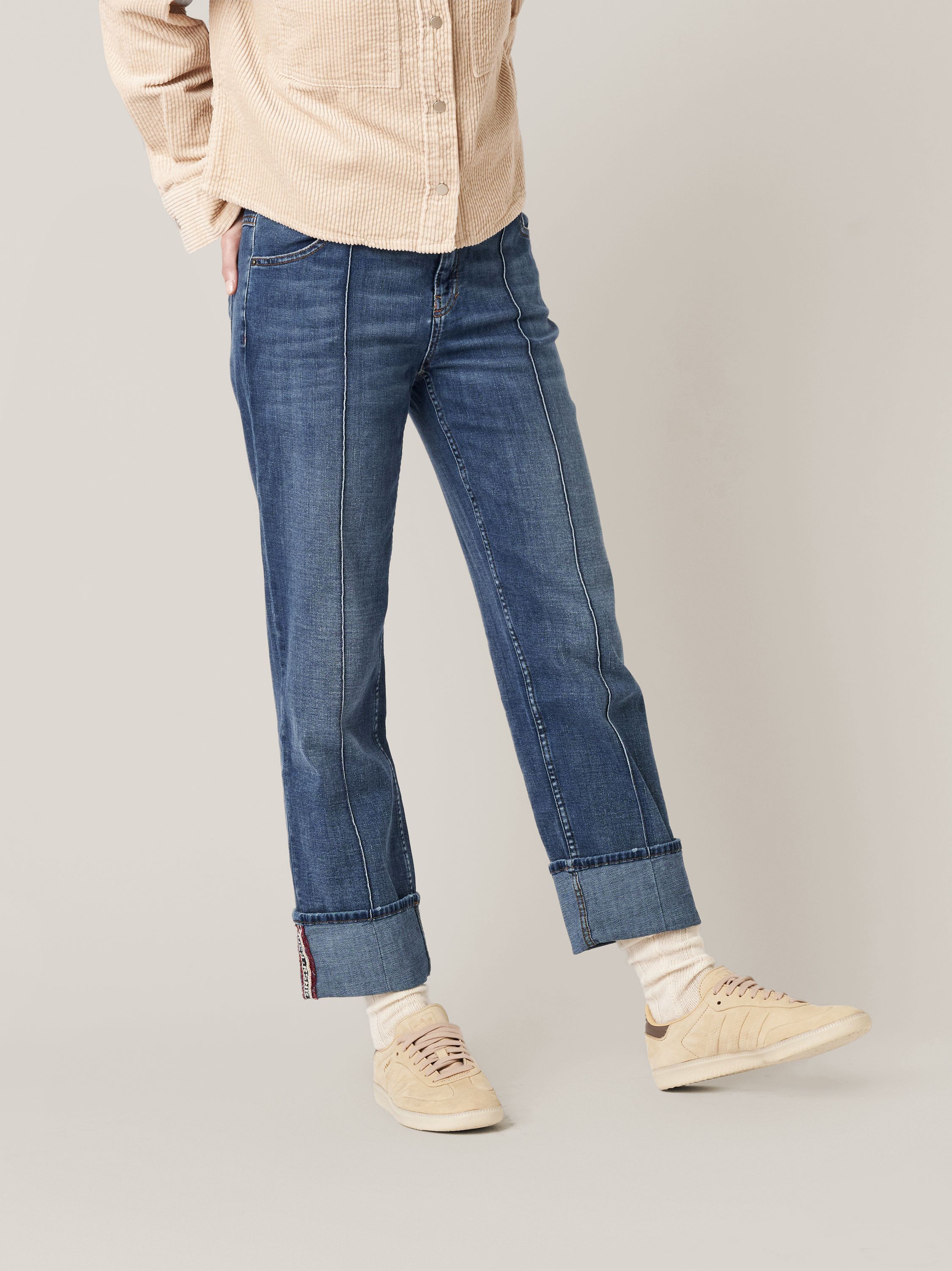Womens jeans Masha_152 in mid blue, turn-up jeans with front seams, front view worn by model