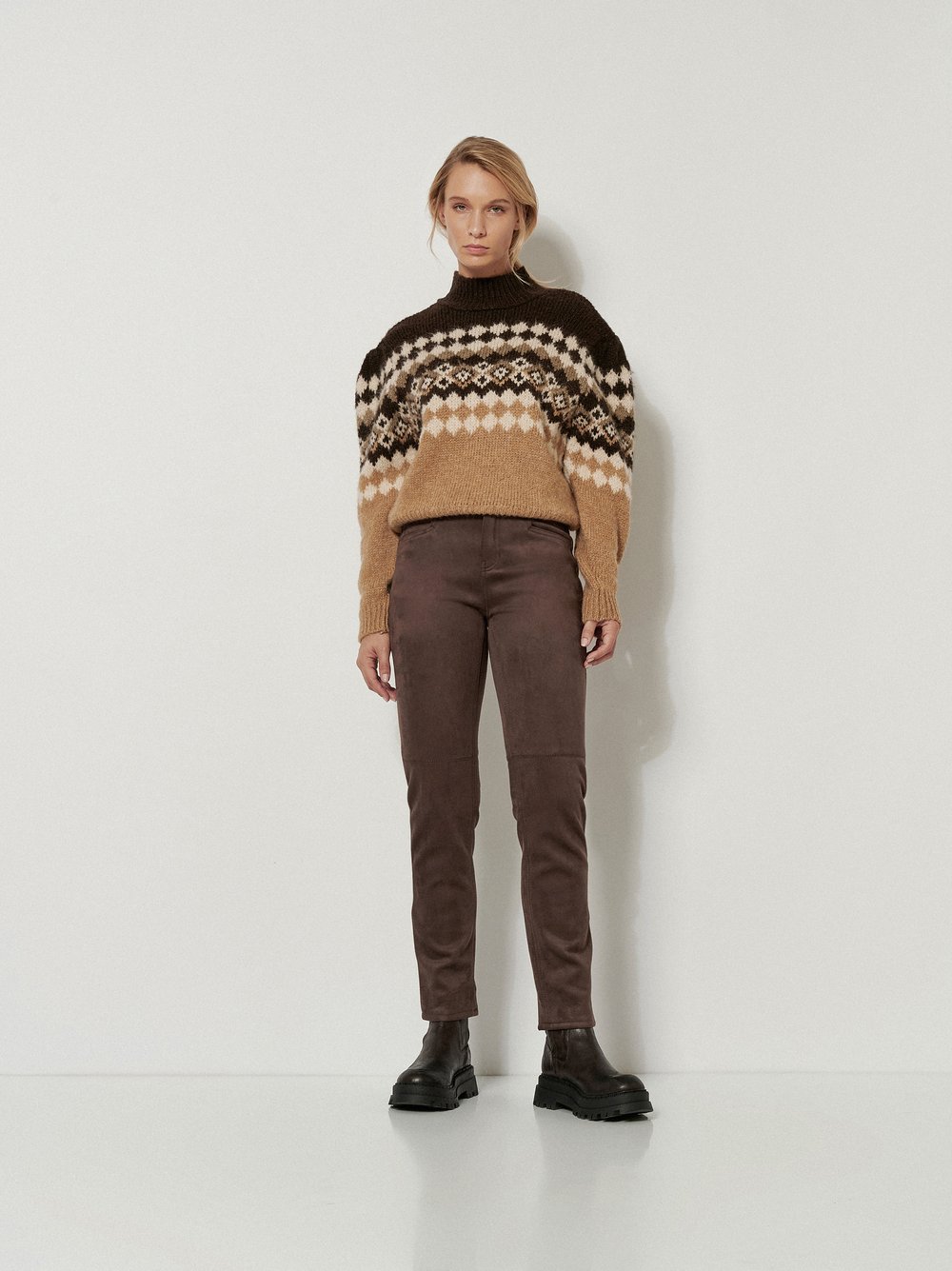 Damenhose Alisa Slim in Dunkelbraun, slim-Fit in Velourleder-Optik, Outfitansicht am Model