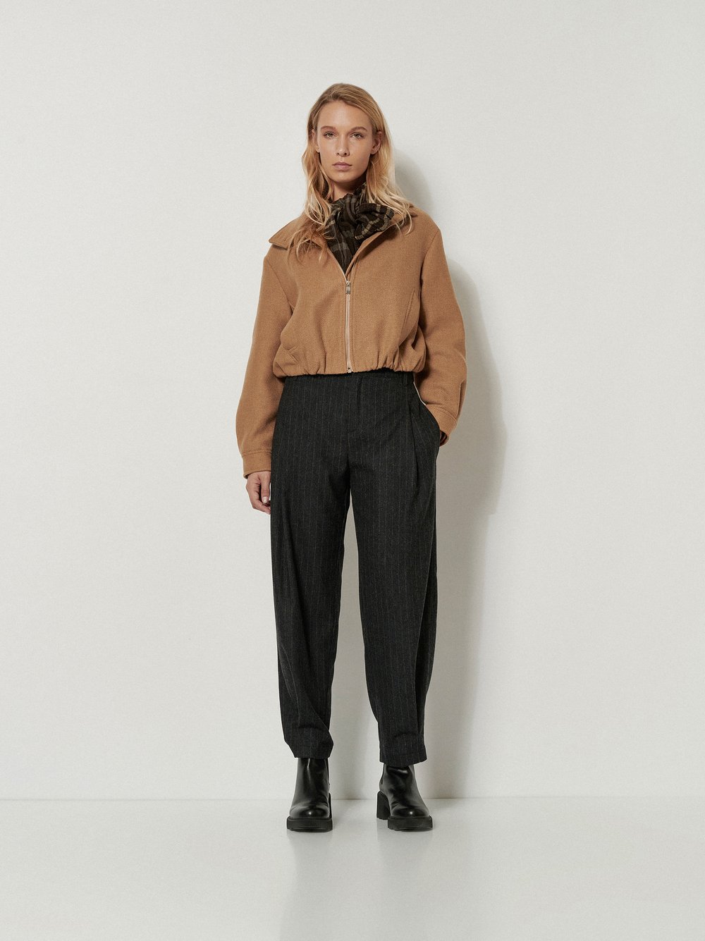 Womens trousers Mara Tapered in Dark Blue, tapered-fit trousers with pinstripes, outfit view worn by model