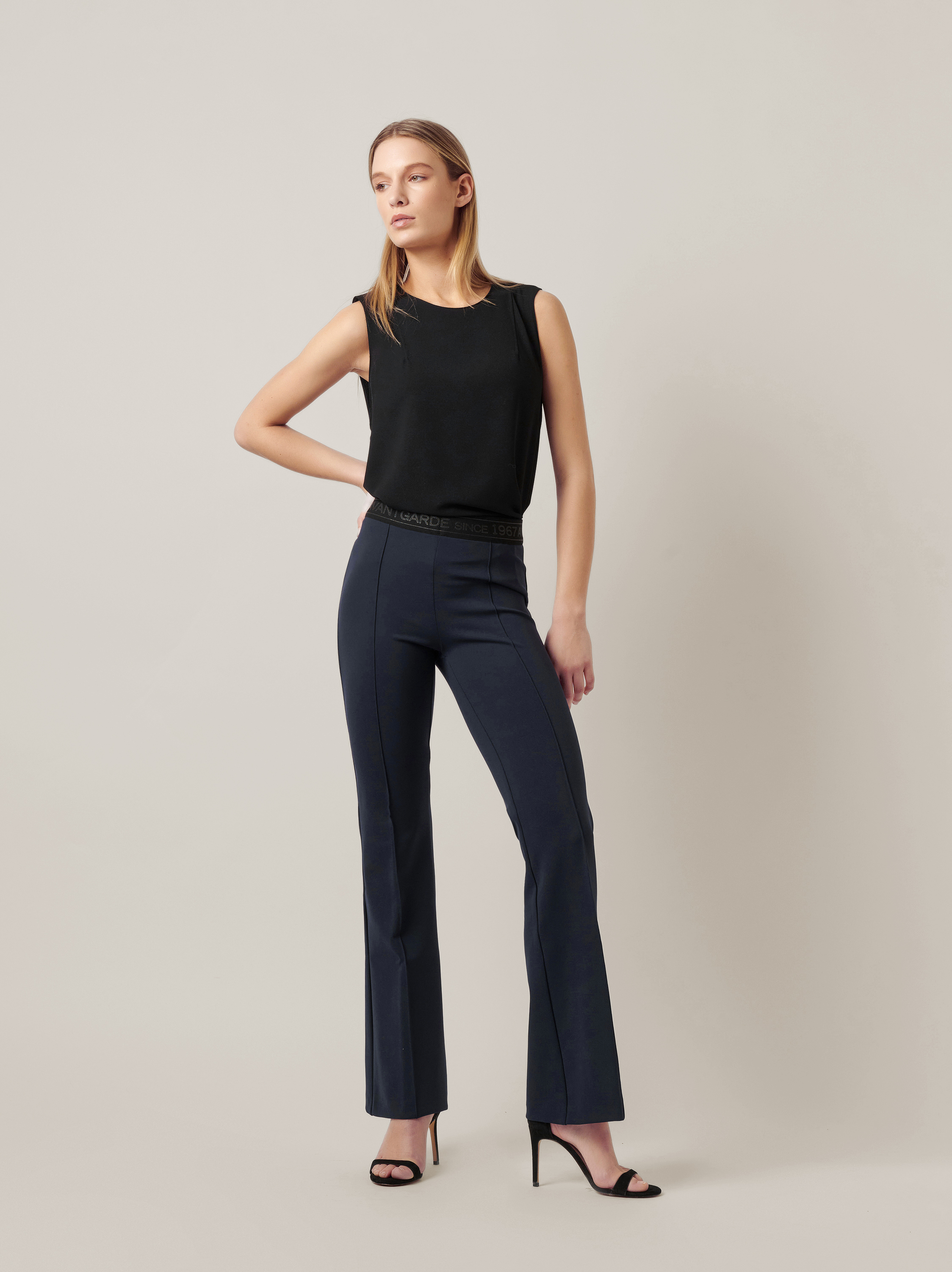 Womens trousers Alisa Bootcut in navy, elegant bootcut trousers, outfit view worn by model