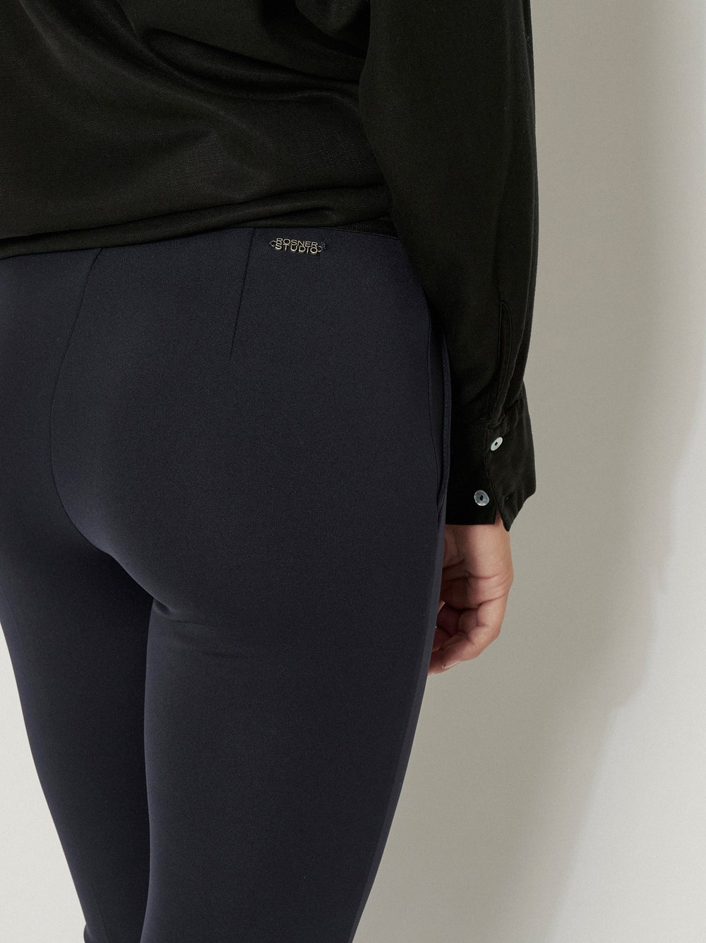Damenhose Alisa Slim in Dark Blue, slim-Fit Hose aus leichter Scubaqualitaet, zweite Detailansicht