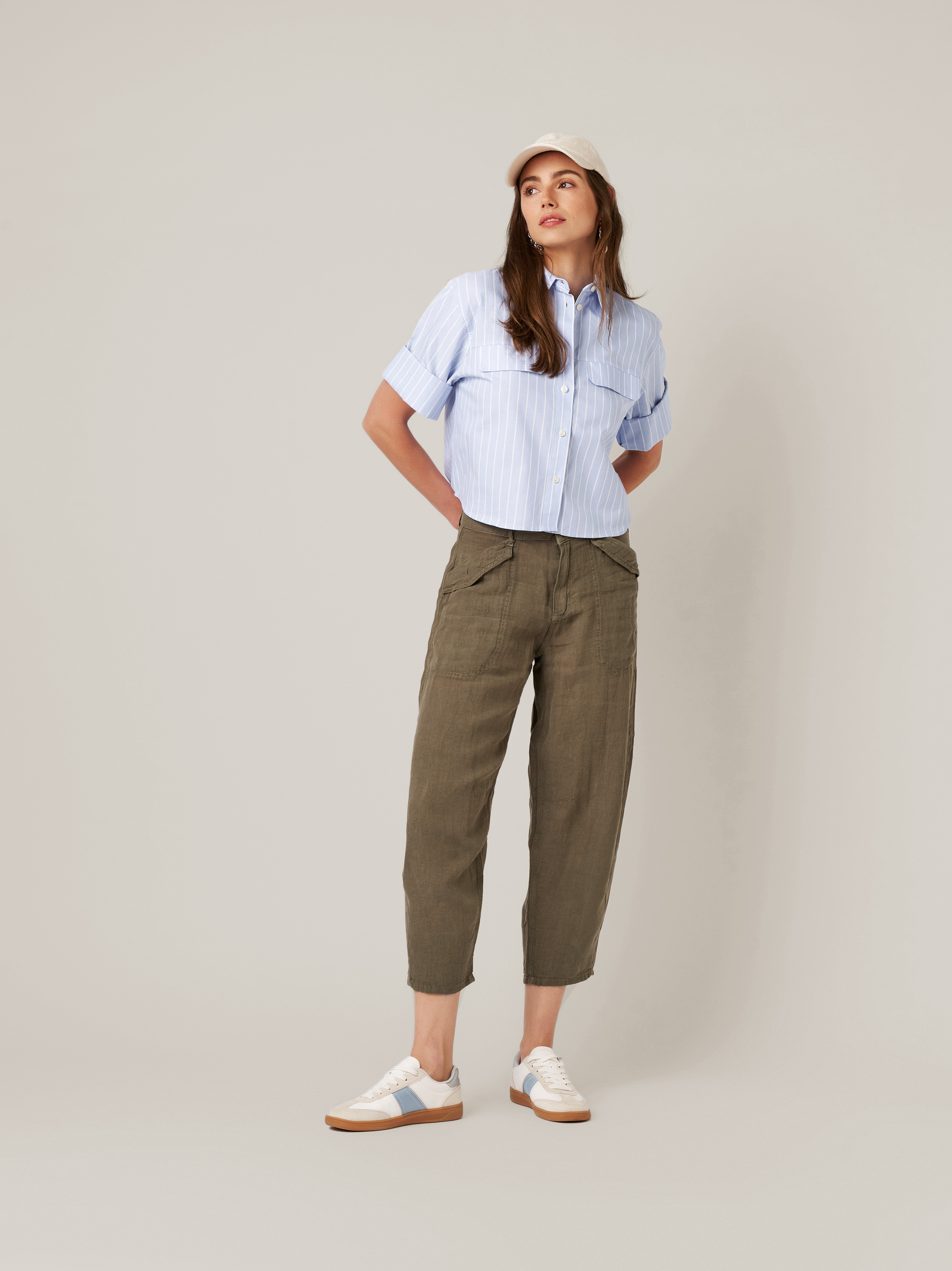 Damenhose Mara Tapered in khaki, tapered-Fit Hose aus Leinen, Outfitansicht am Model