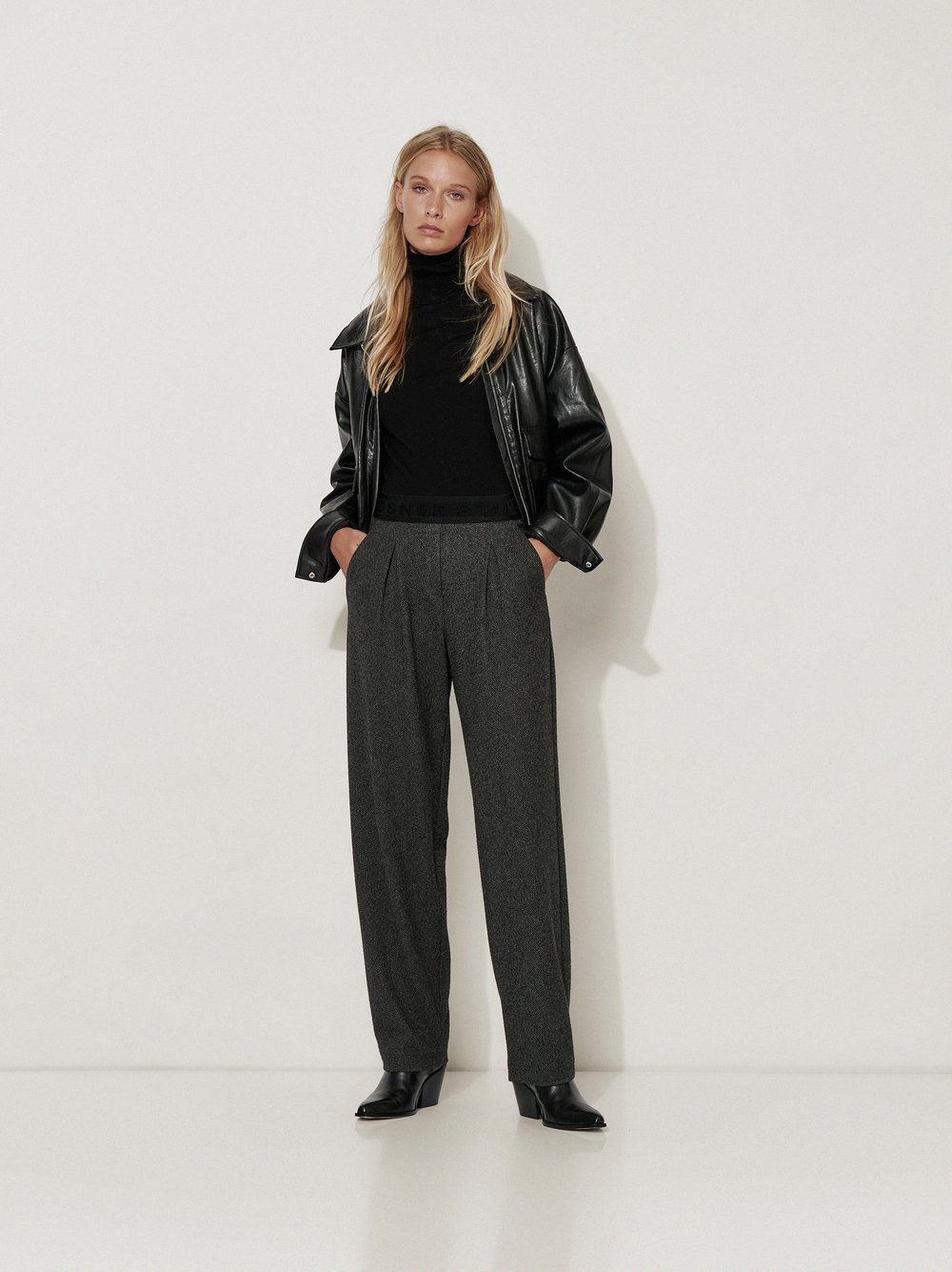 Womens trousers Mara Barrel in Anthracite, barrel-fit trousers with pleats, outfit view worn by model