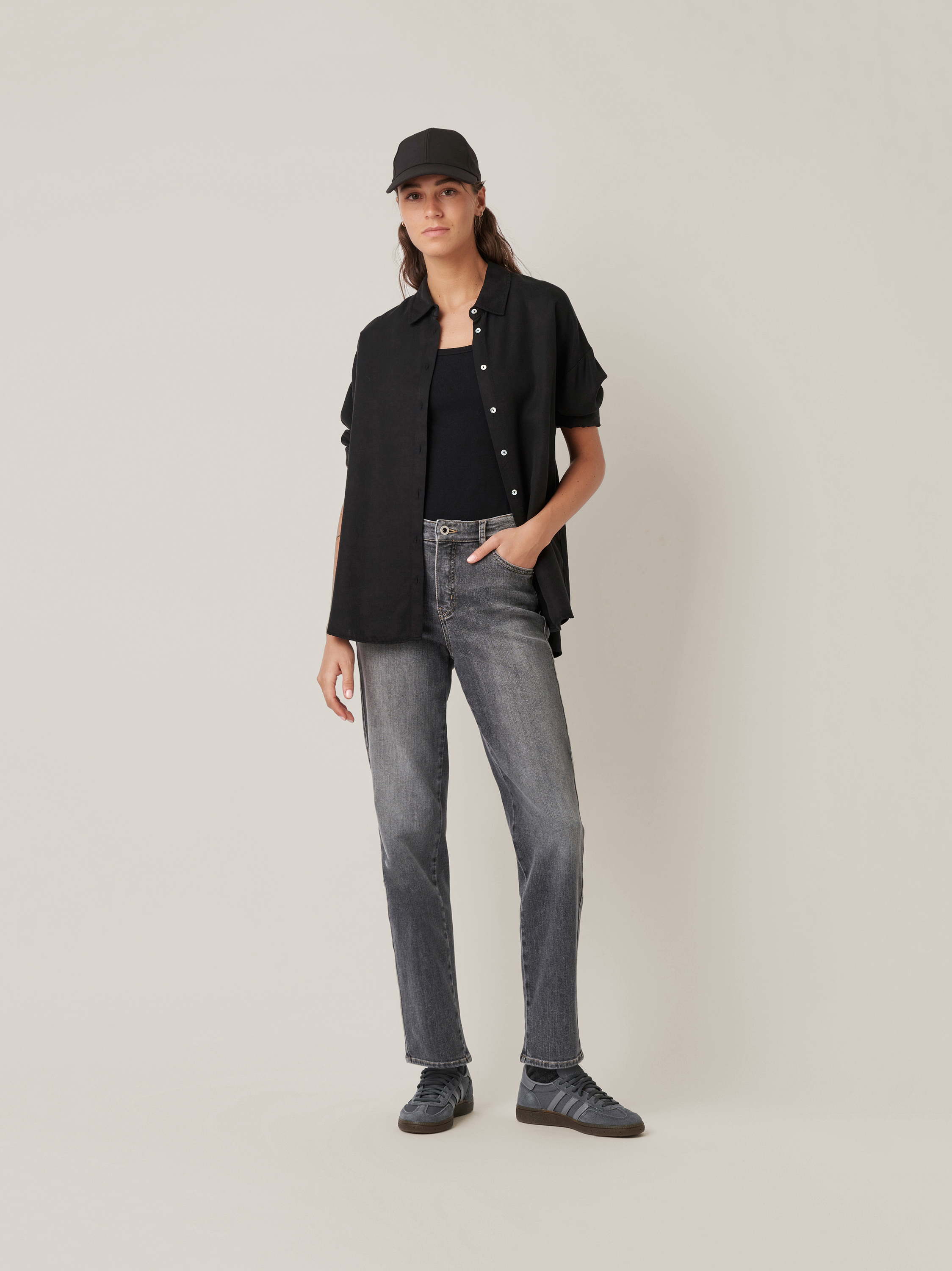 Womens jeans Audrey1 in mid grey, high waist jeans, outfit view worn by model