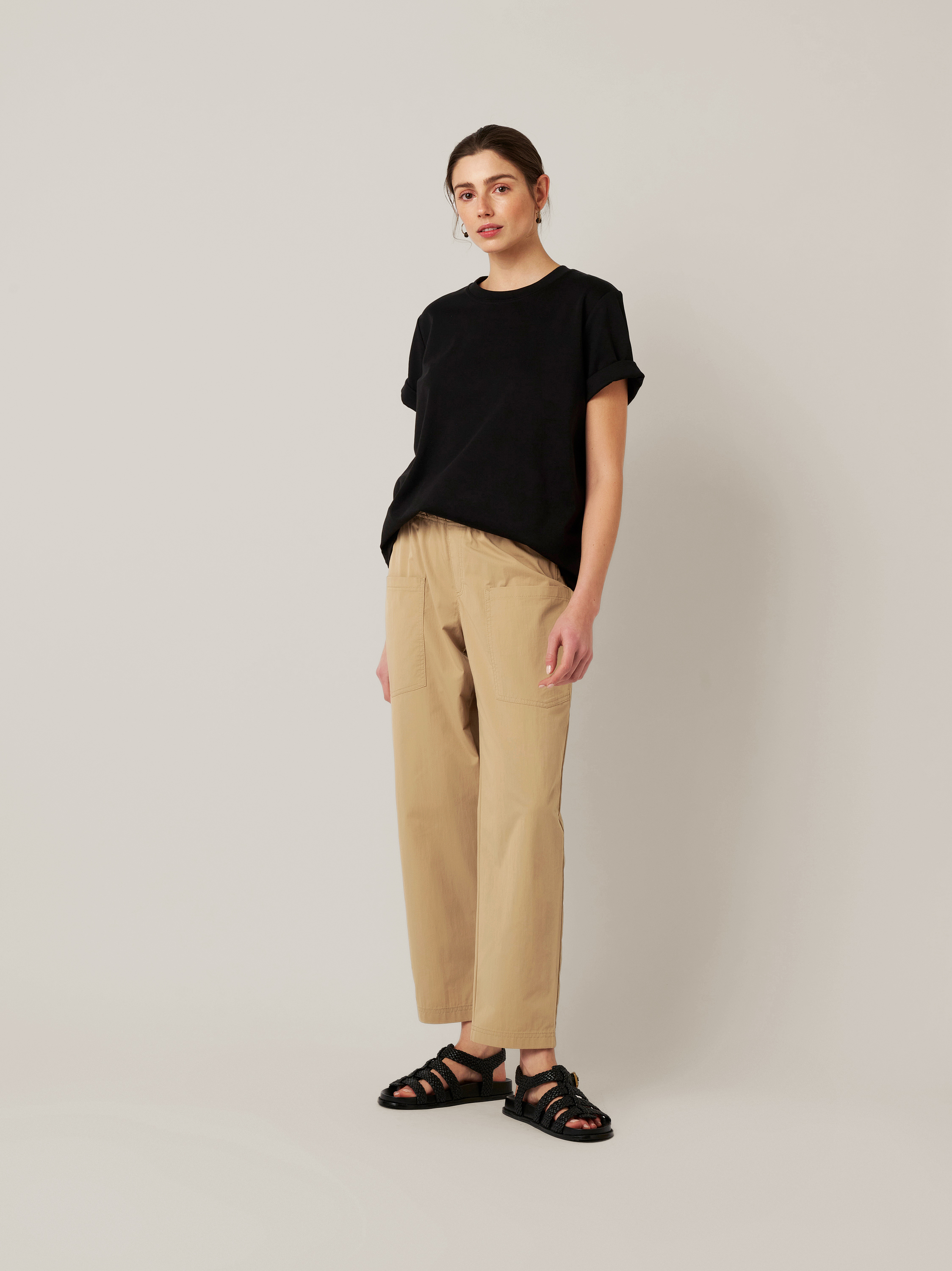 Womens trousers Mara Pocket in sand, relaxed trousers with front pockets, outfit view worn by model