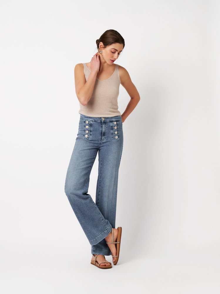 Womens jeans Audrey Sailor in bleached blue, bootcut jeans with sailor front, outfit view worn by model