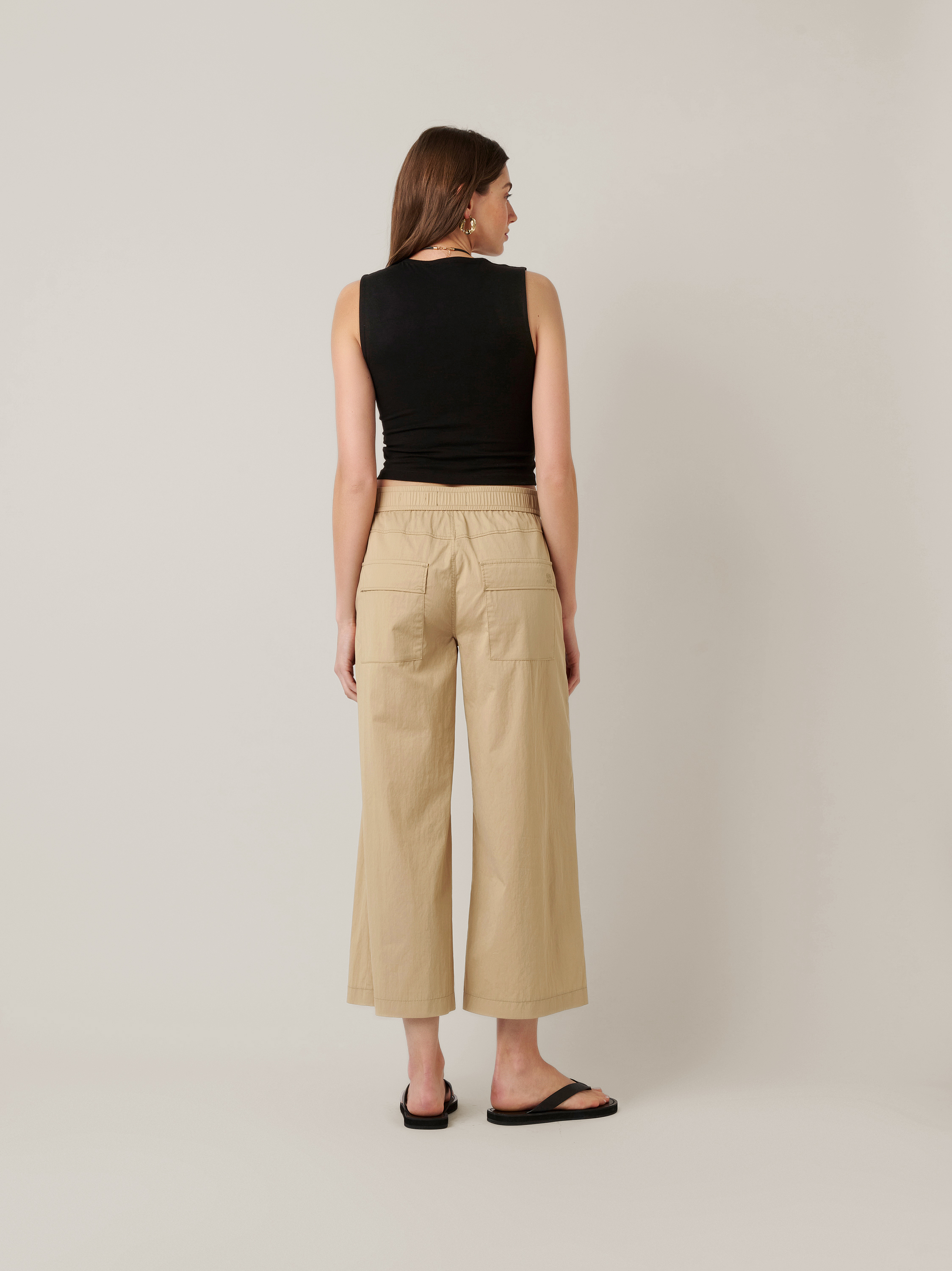 Damenhose Mara Culotte in sand, Culotte aus Papertouch Cotton, Rueckansicht am Model getragen