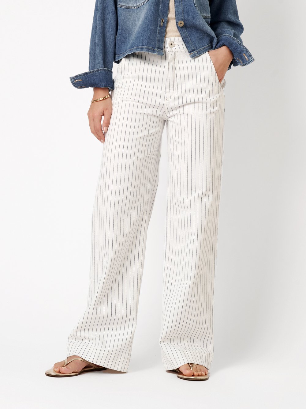 Damenjeans Audrey Wide in offwhite / blue, Wide Leg Jeans mit feinen Streifen, Frontansicht am Model getragen