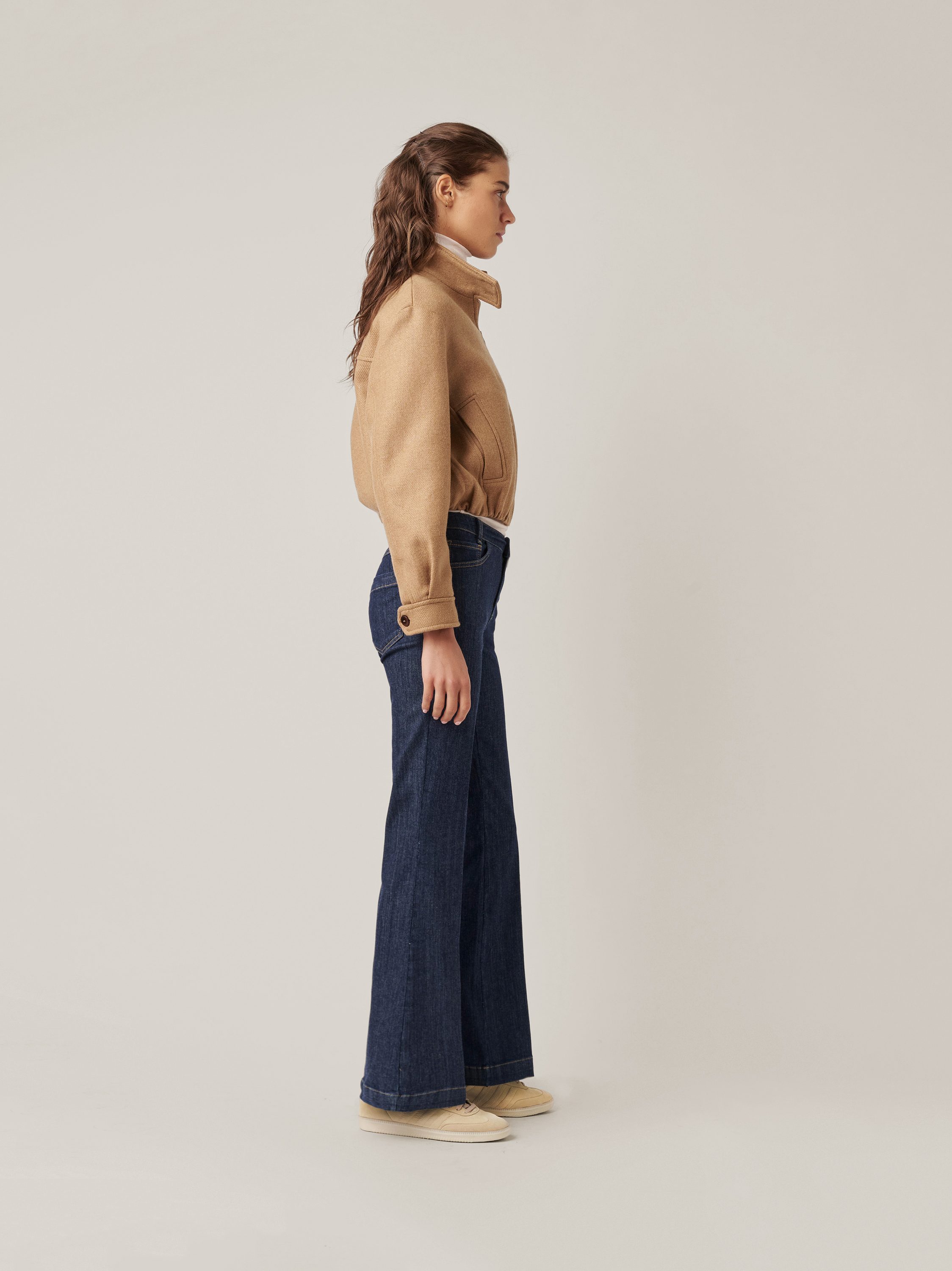 Womens jeans Antonia_341 in dark blue, bootcut jeans with pleats, outfit view worn by model