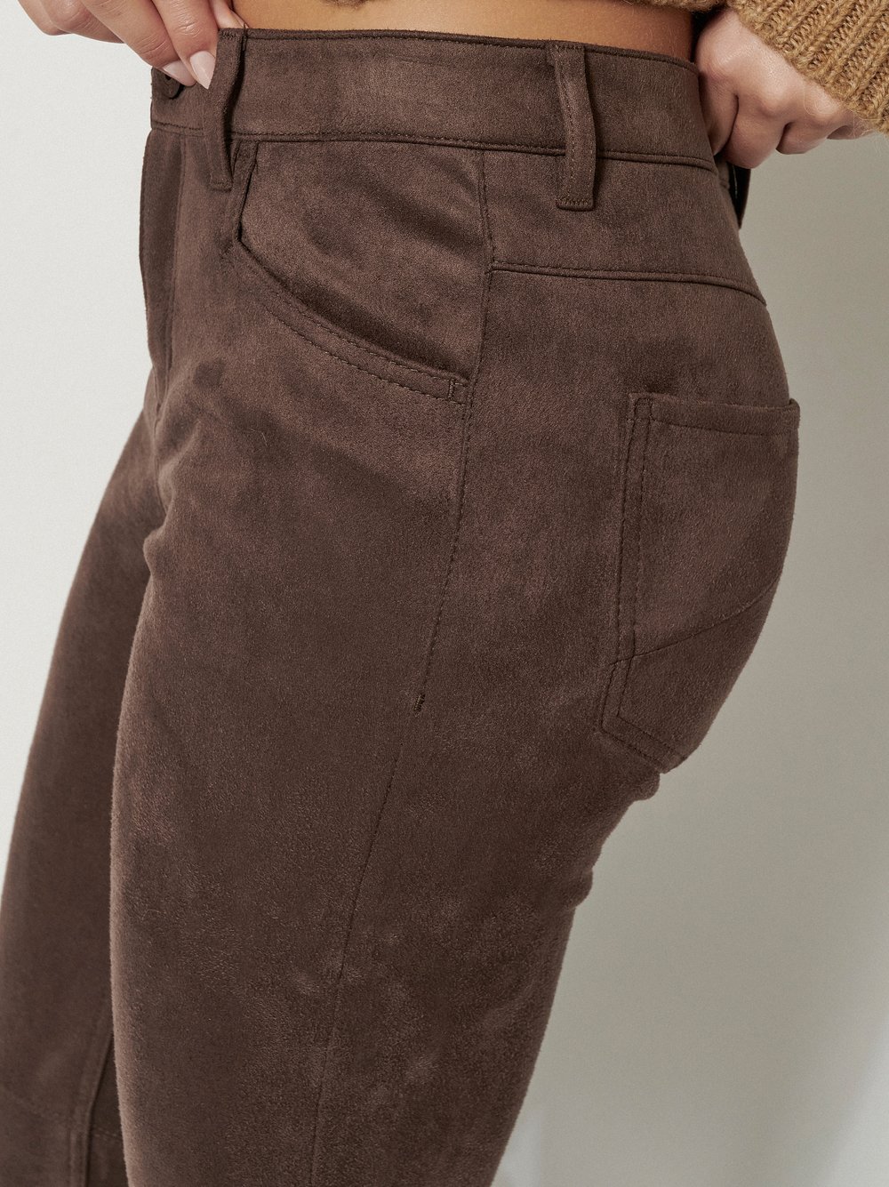 Damenhose Alisa Slim in Dunkelbraun, slim-Fit in Velourleder-Optik, zweite Detailansicht