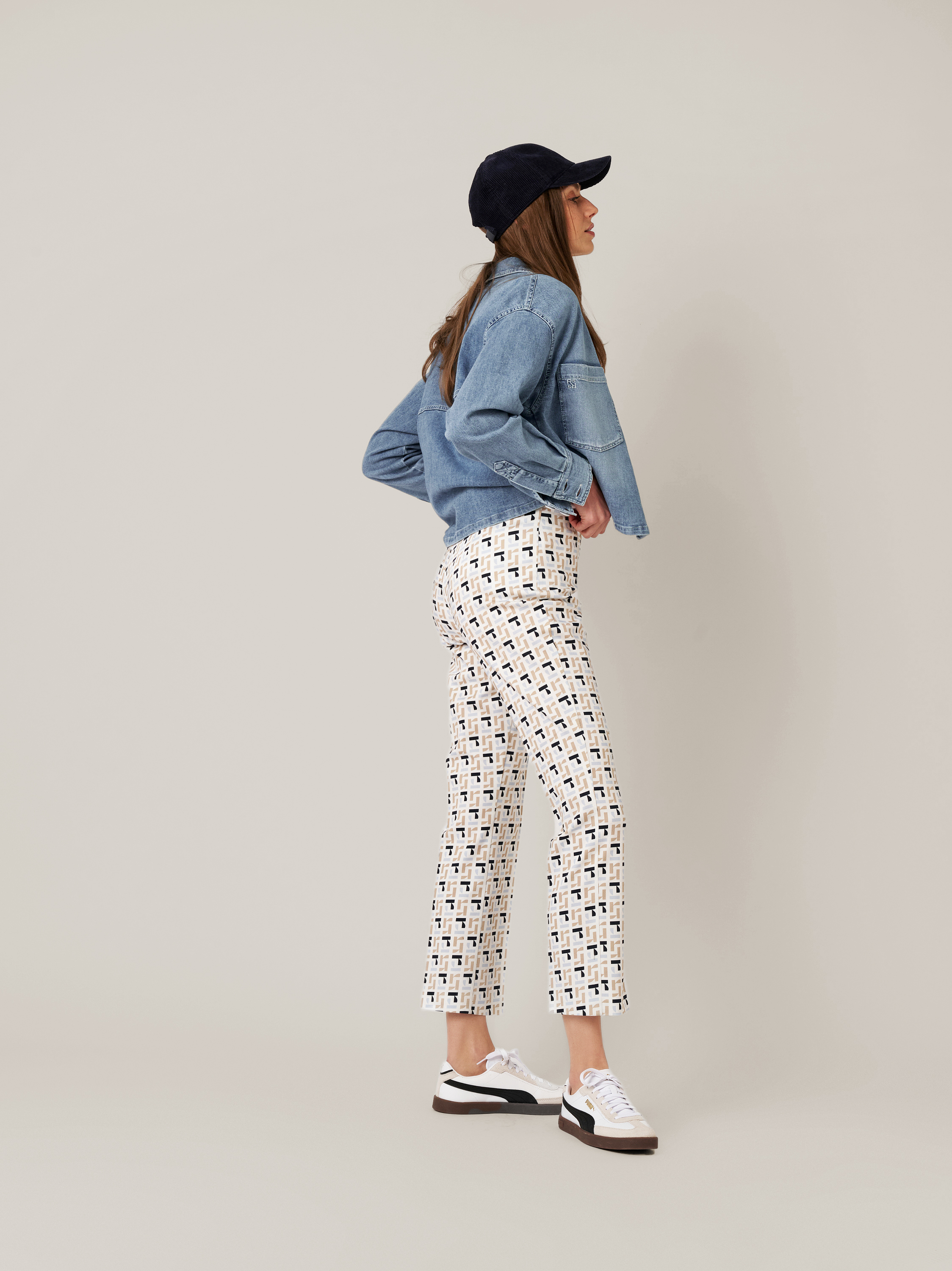 Damenhose Alisa Slim in multicolour blue, slim-Fit Hose mit grafischem Muster, Outfitansicht am Model