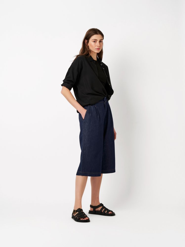 Womens trousers Mara Wide in dark blue, wide-leg denim bermudas with front pleats, front view worn by model
