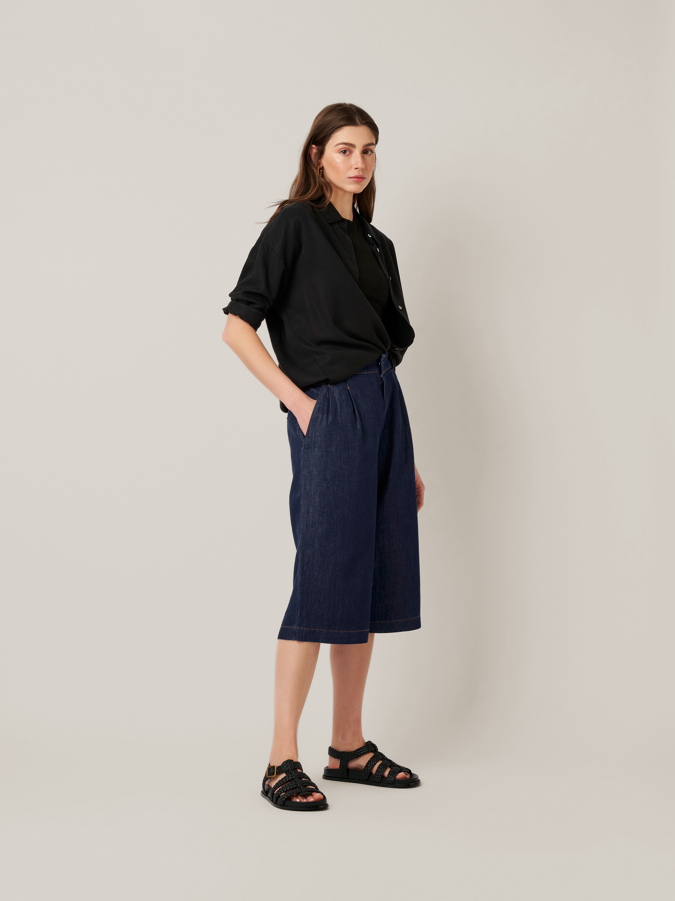 Womens trousers Mara Wide in dark blue, wide-leg denim bermudas with front pleats, front view worn by model