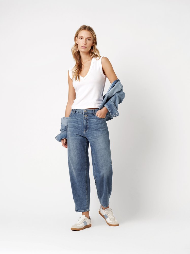 Womens jeans Mara Barrel in mid blue, barrel-fit jeans, outfit view worn by model