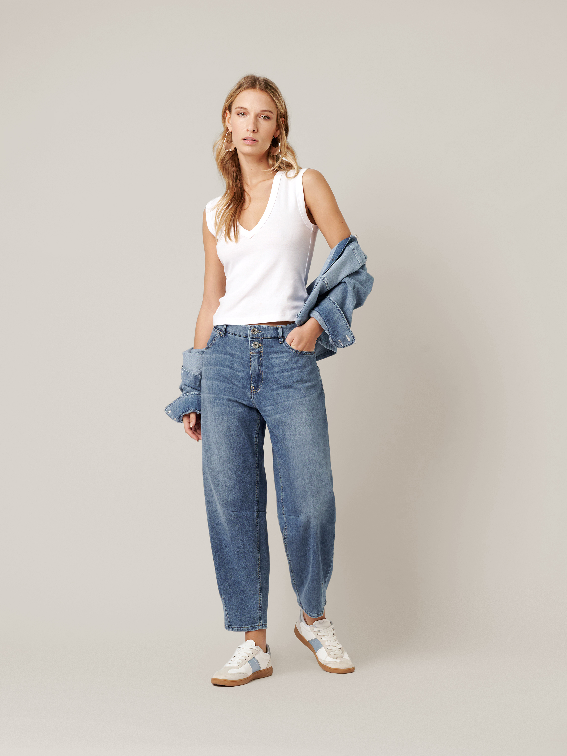 Womens jeans Mara Barrel in mid blue, barrel-fit jeans, outfit view worn by model