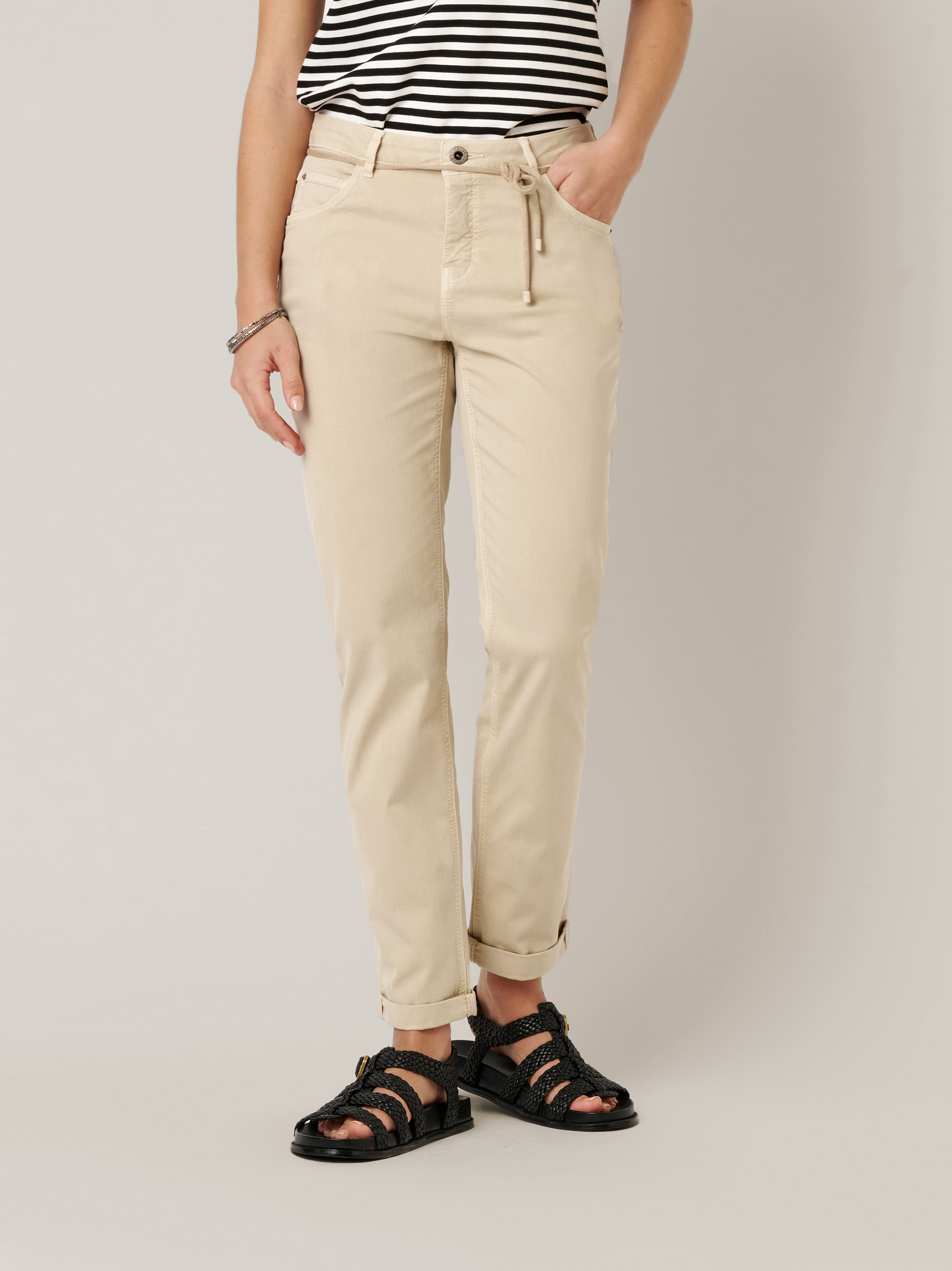 Womens jeans Masha Belt in sand, summer trousers with tie belt and turn-up hem, front view worn by model