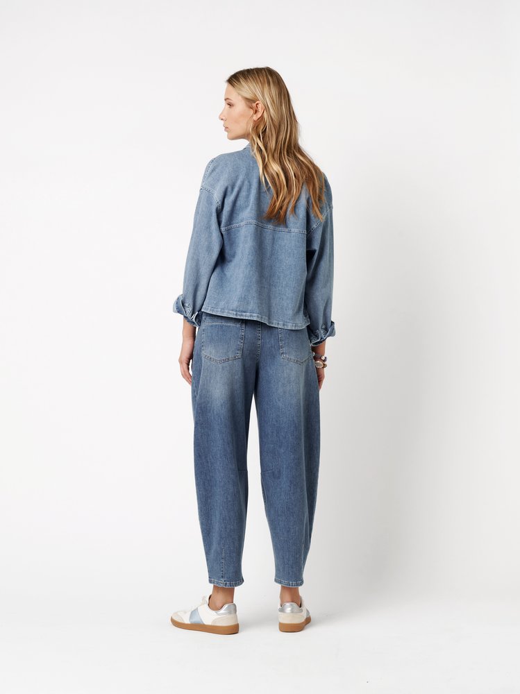 Womens jeans Mara Barrel in mid blue, barrel-fit jeans, back view worn by model