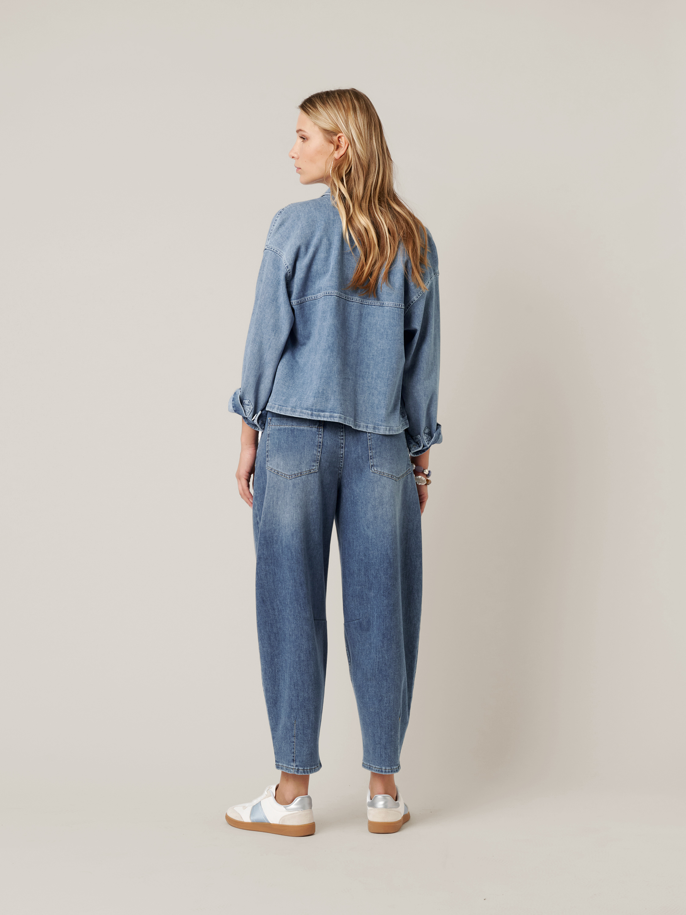 Damenjeans Mara Barrel in mid blue, Barrel-Fit Jeans, Rueckansicht am Model getragen