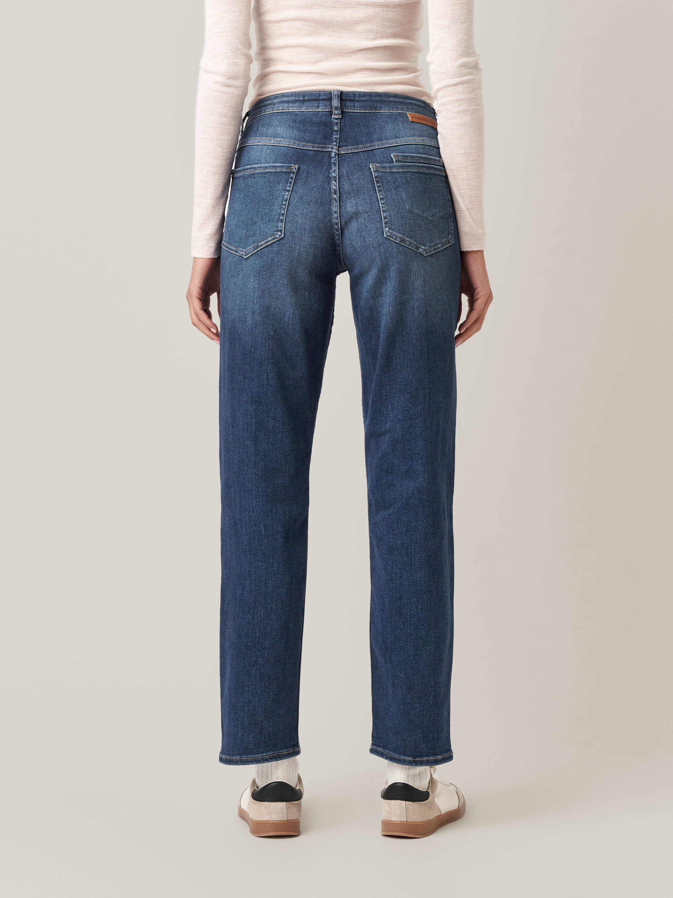 Womens jeans Masha Straight in mid blue, straight-fit jeans with mid waist, back view worn by model