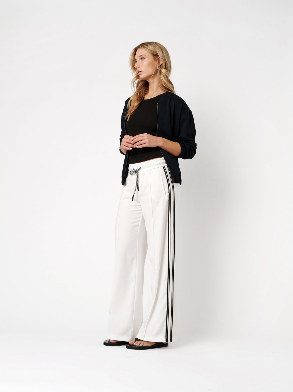 Damenhose May Wide in white, Wide Leg Hose mit Galonstreifen, Outfitansicht am Model