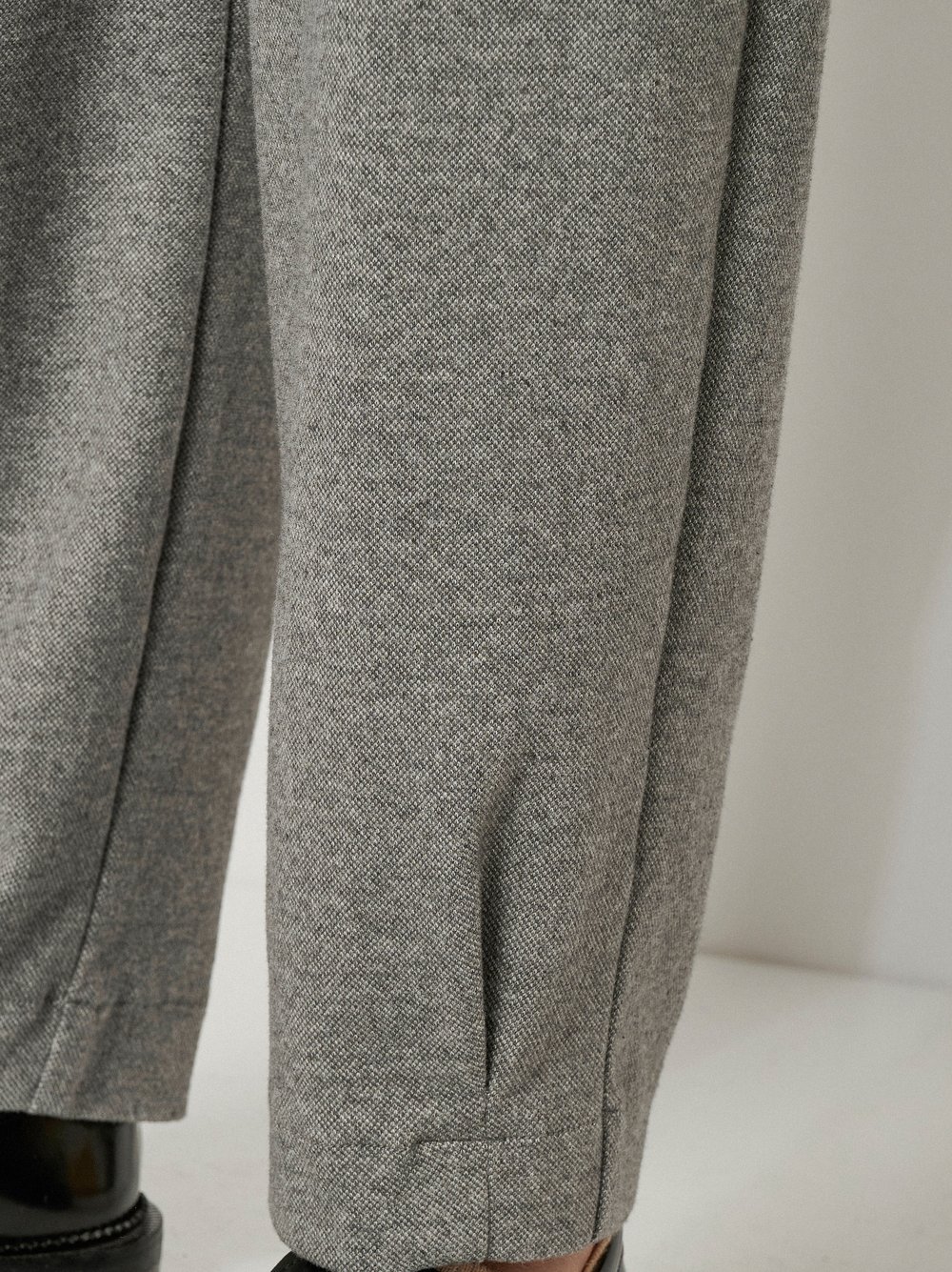 Womens trousers Mara Tapered in Light Grey, soft jersey tapered-fit trousers, second detail view