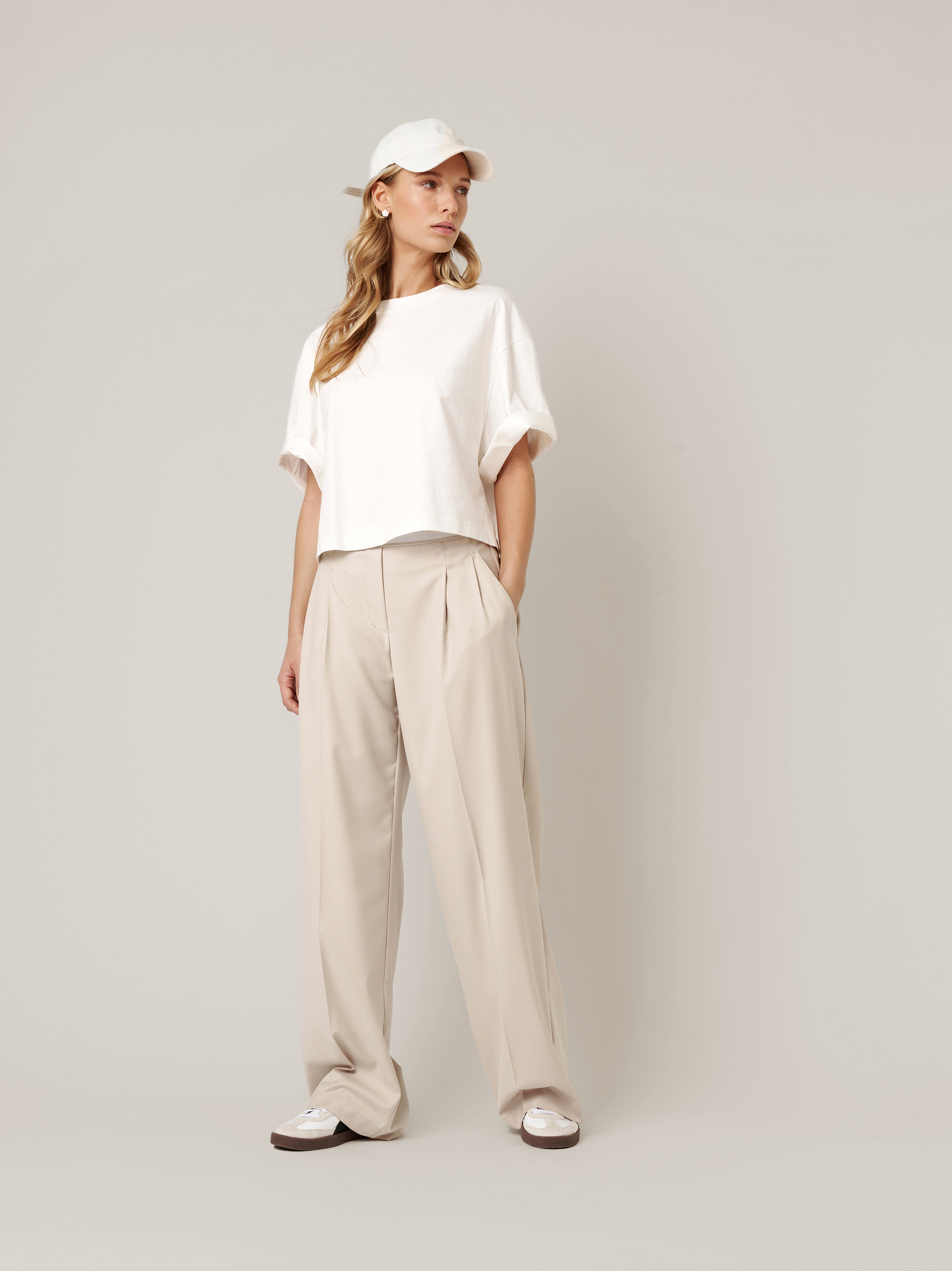 Womens trousers Mara Wide in sand, wide-leg trousers with front pleats, outfit view worn by model