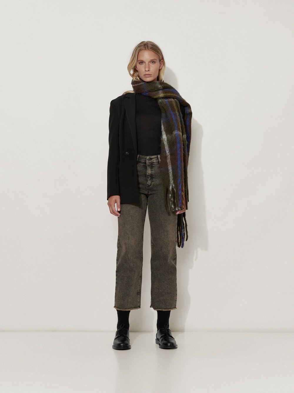 Womens jeans Audrey Straight in Dark Brown, straight-fit jeans with raw hem, outfit view worn by model