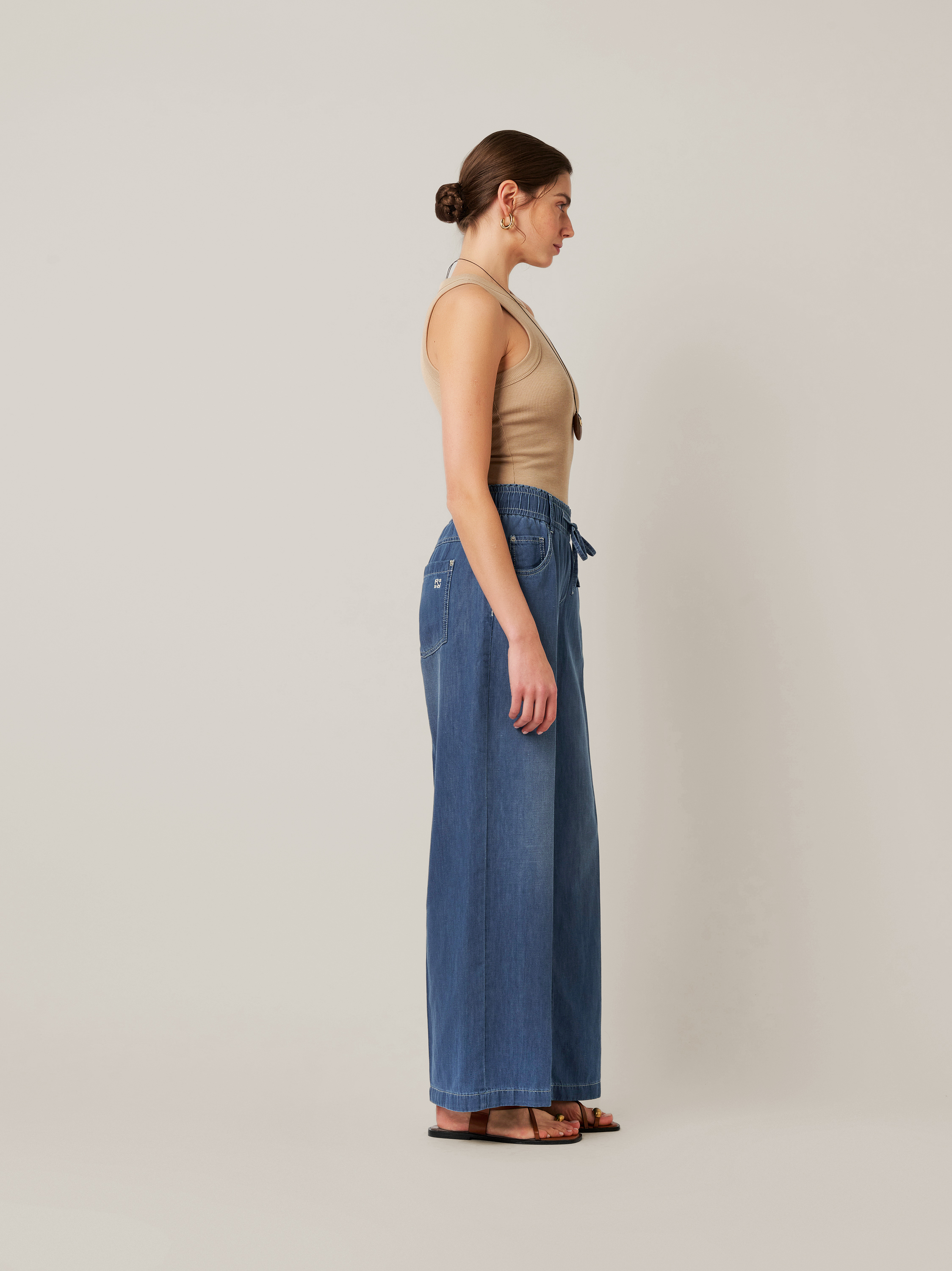 Damenjeans Masha Wide in blue, weite Sommerjeans mit Gummibund und Kordelzug, Frontansicht am Model getragen