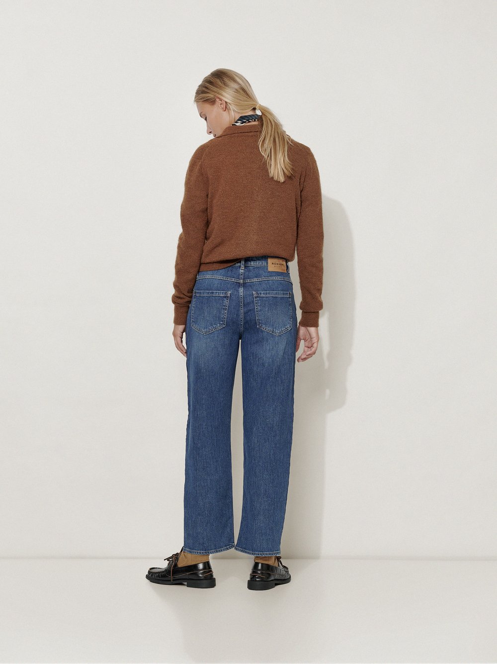 Womens jeans Masha Straight in Mid Blue, straight-fit jeans with contrast side panels, back view worn by model