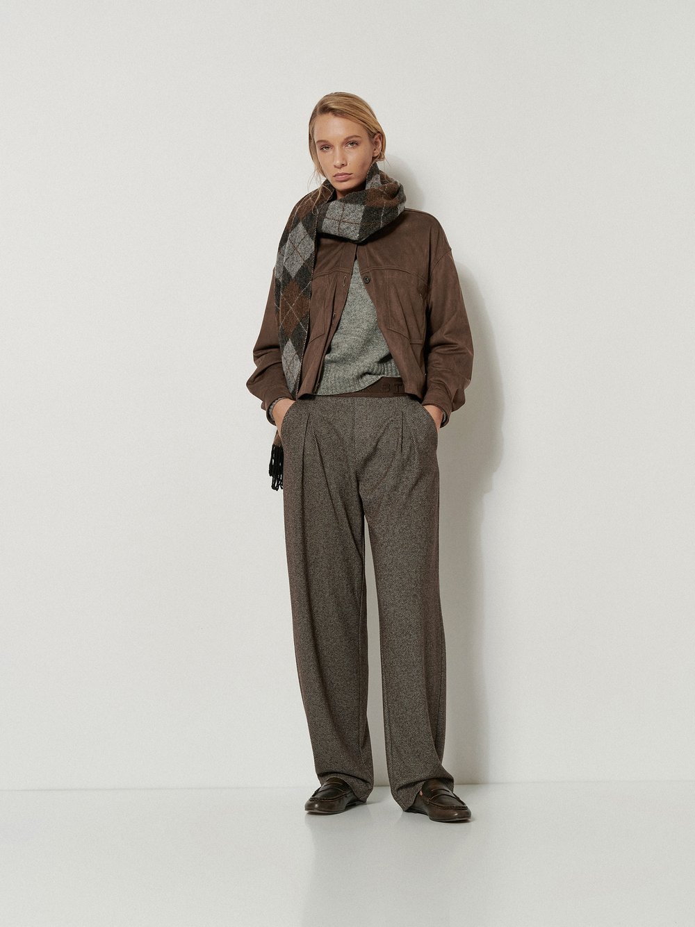 Womens trousers Mara Barrel in Brown, tailoring hosen in a barrel fit, outfit view worn by model