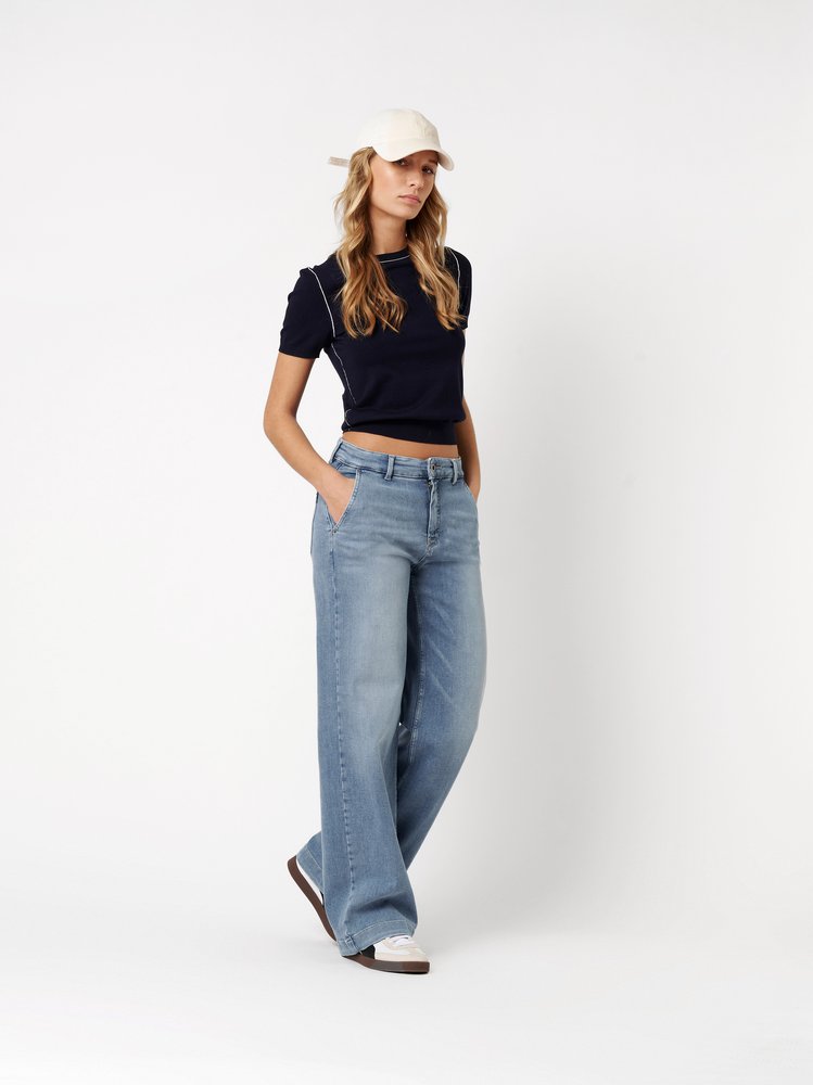 Womens jeans Audrey Wide in mid blue, wide-leg jeans, outfit view worn by model
