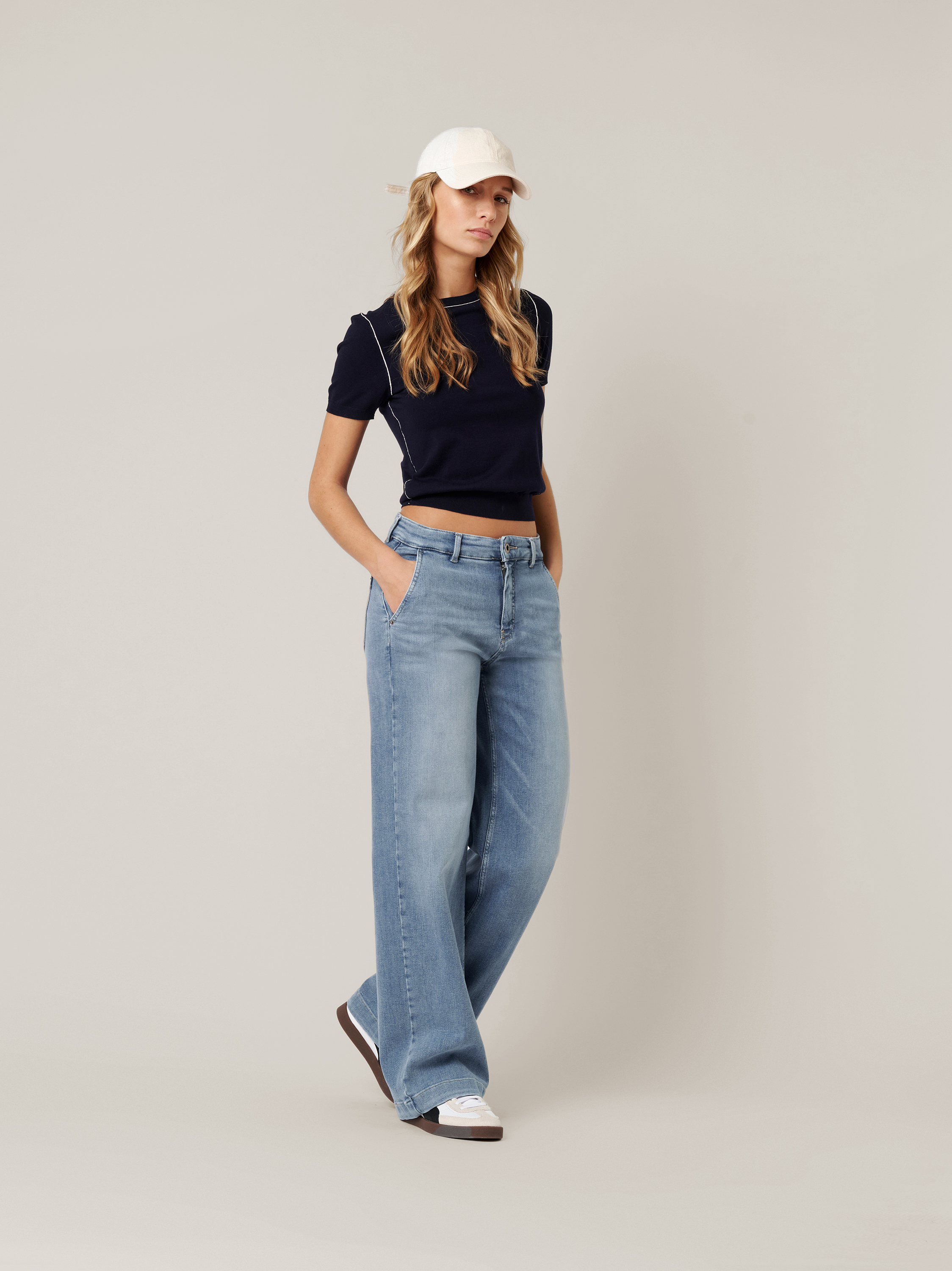Womens jeans Audrey Wide in mid blue, wide-leg jeans, outfit view worn by model