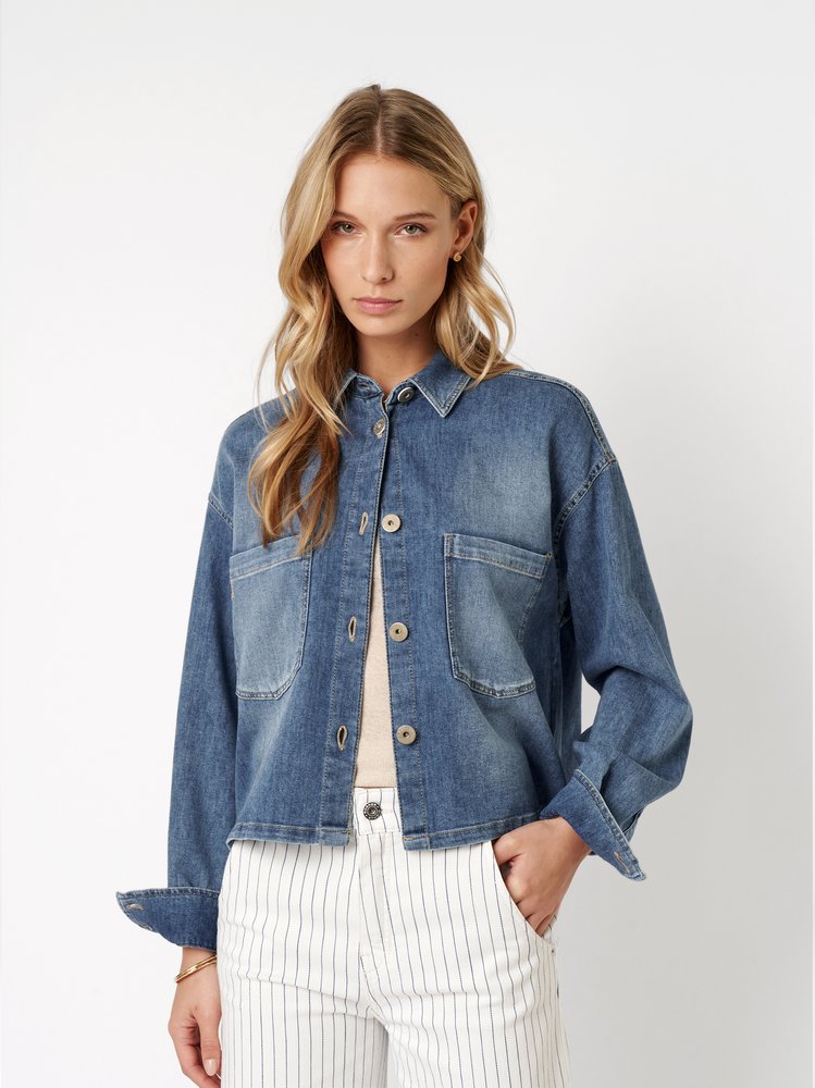 Womens jacket Jamie in mid blue, short jacket made of denim, front view worn by model