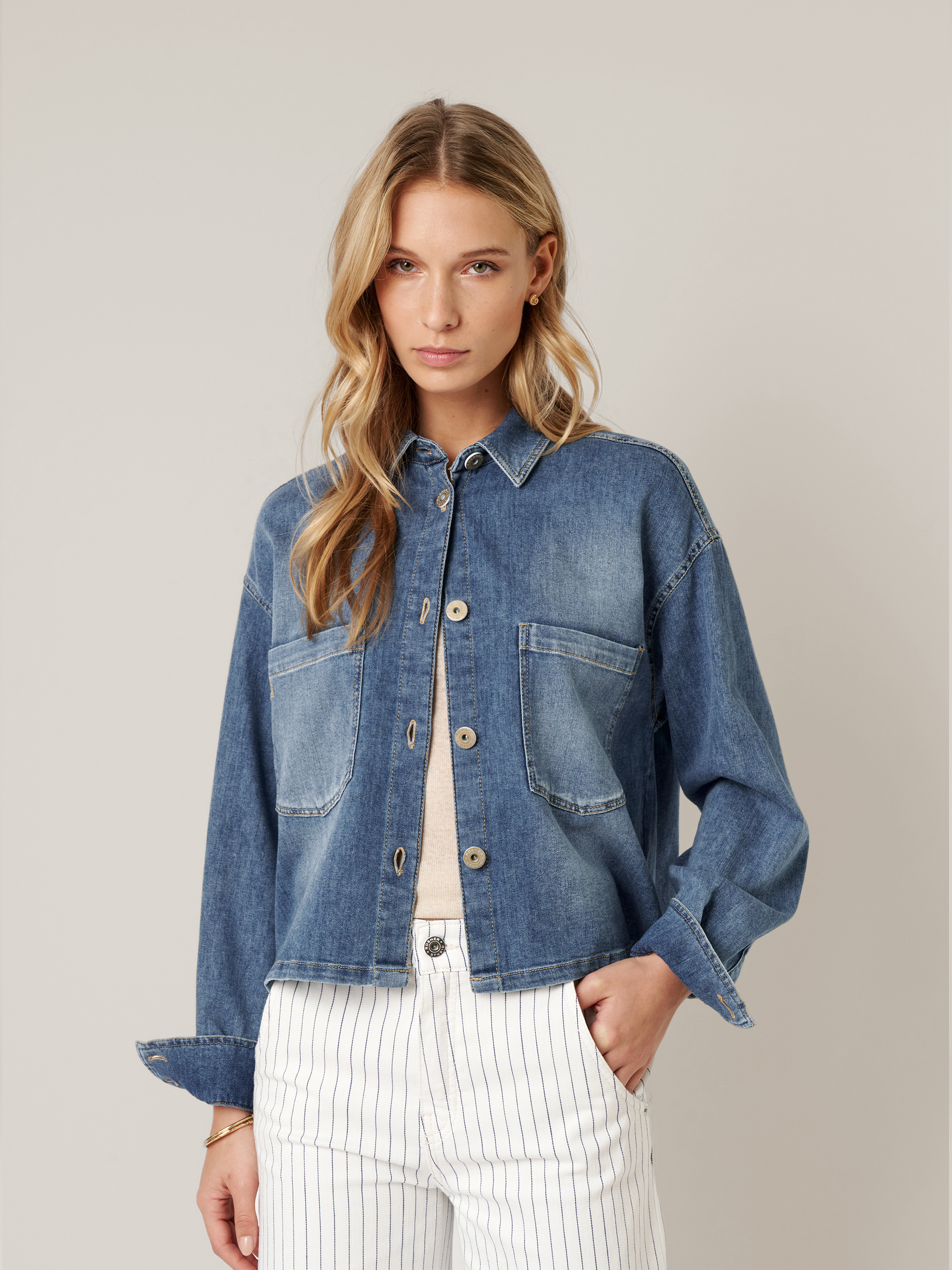 Womens jacket Jamie in mid blue, short jacket made of denim, front view worn by model