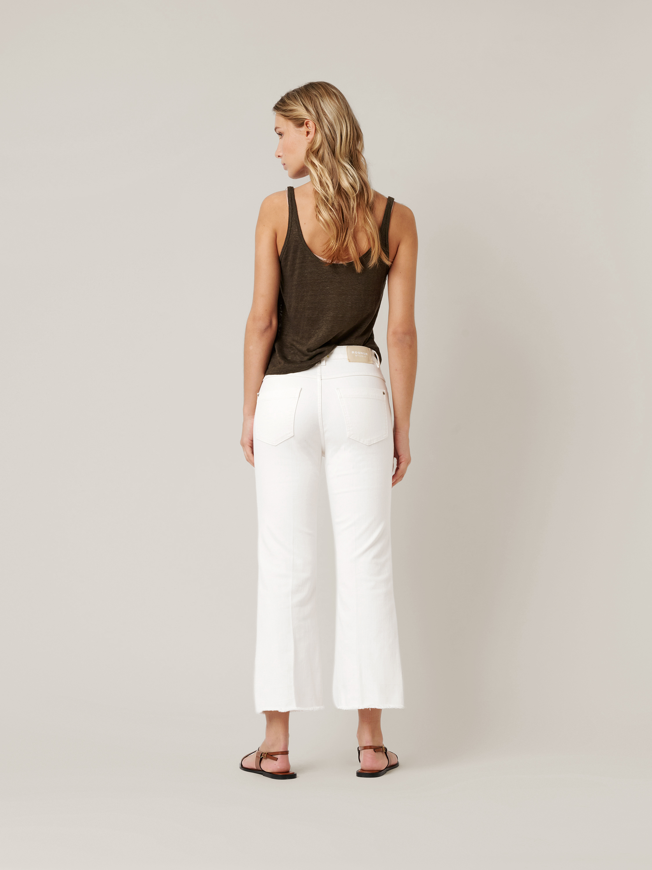 Damenjeans Antonia Bootcut in offwhite, Flared-Jeans mit ausgefransten Saeumen, Rueckansicht am Model getragen