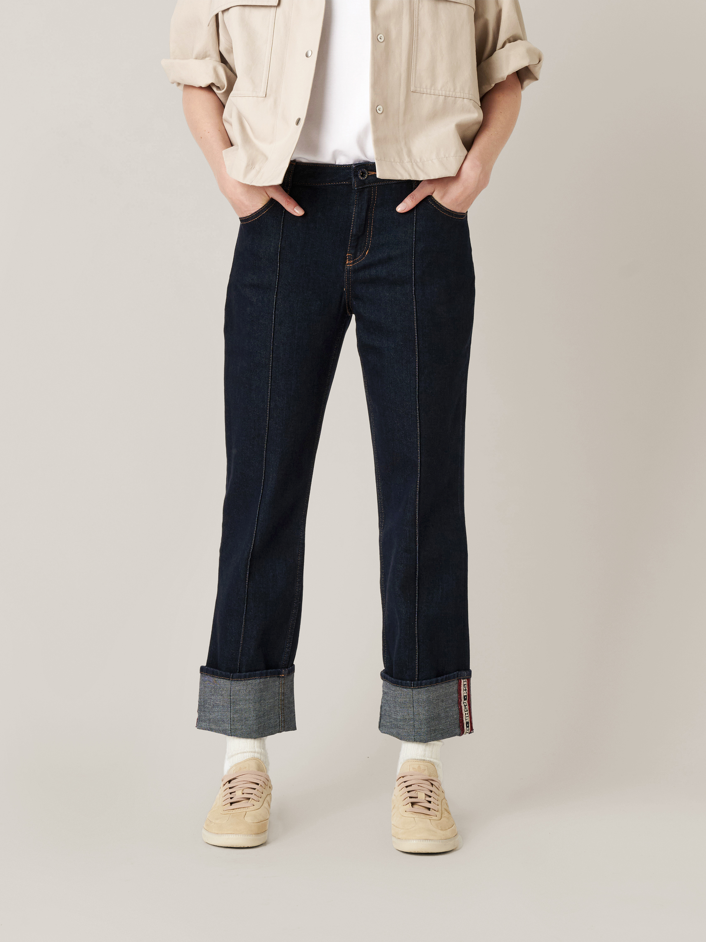 Womens jeans Masha_152 in dark blue, turn-up jeans with front seams, front view worn by model